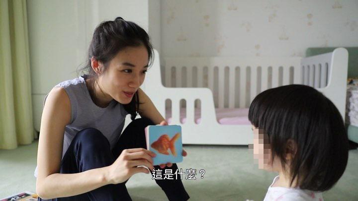 鄭舒秦當Youtuber分享如何育兒,年僅三歲的女兒已經會說中英法三種語文。(翻攝自Annie Jeng 鄭舒秦 Vlog)