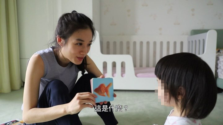 鄭舒秦當Youtuber分享如何育兒,年僅三歲的女兒已經會說中英法三種語文。(翻攝自Annie Jeng 鄭舒秦 Vlog)