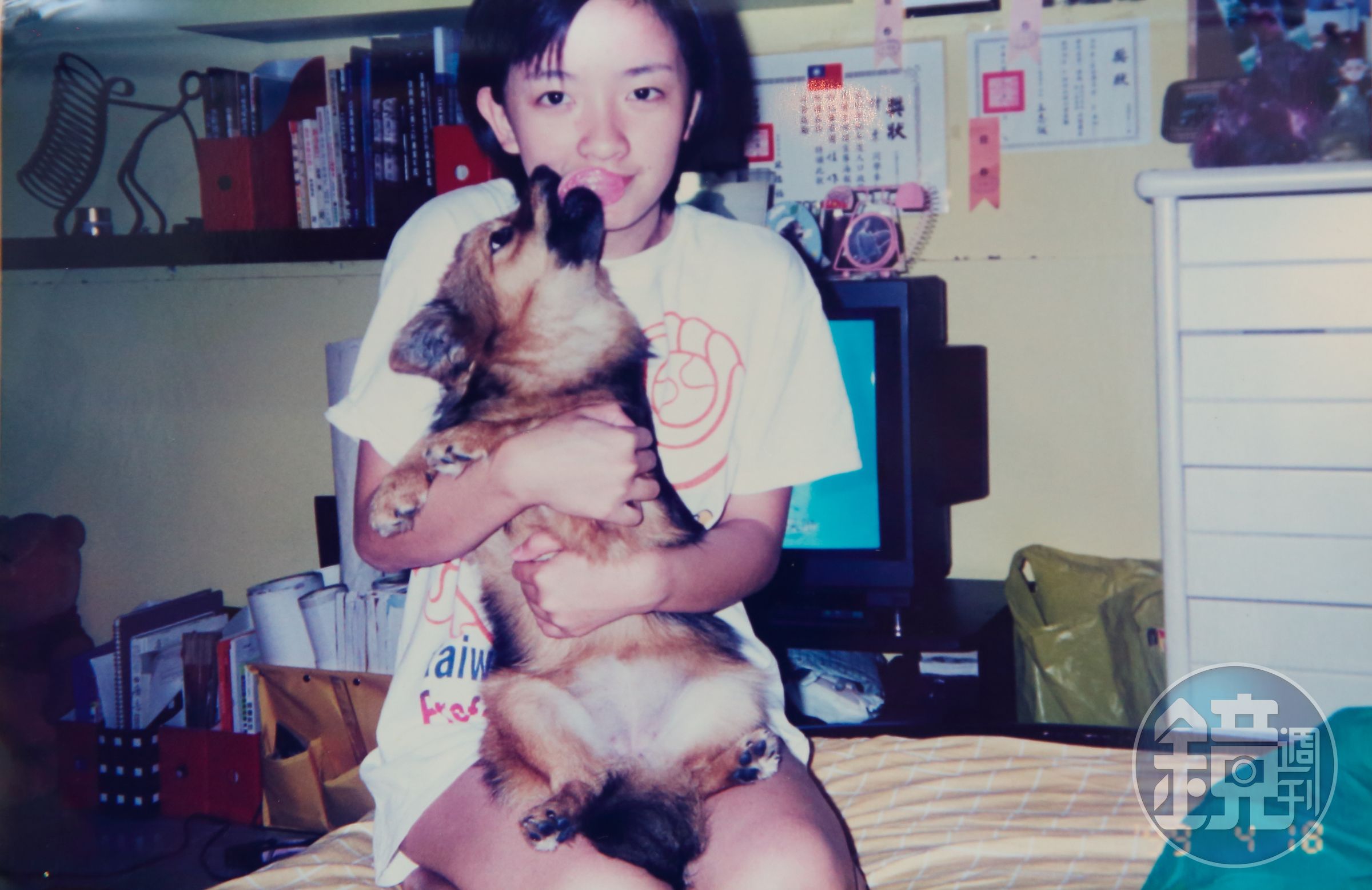 國二那年，譚柔終於獲得父母同意，如願留下在路邊撿來的流浪狗「球球」。（譚柔提供）