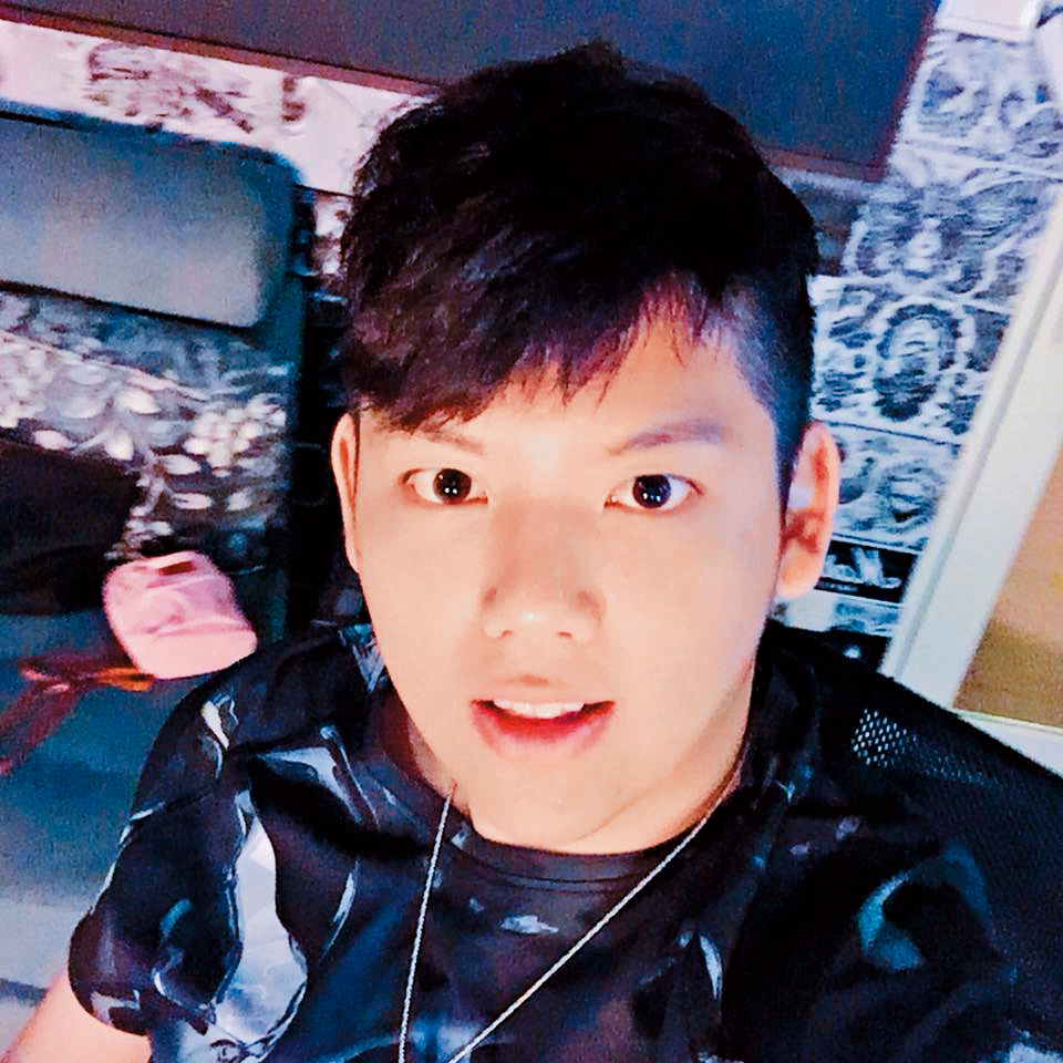 胖虎演出電影，卻瘋狂抱怨劇中男主角和劇本。（翻攝自胖虎臉書）