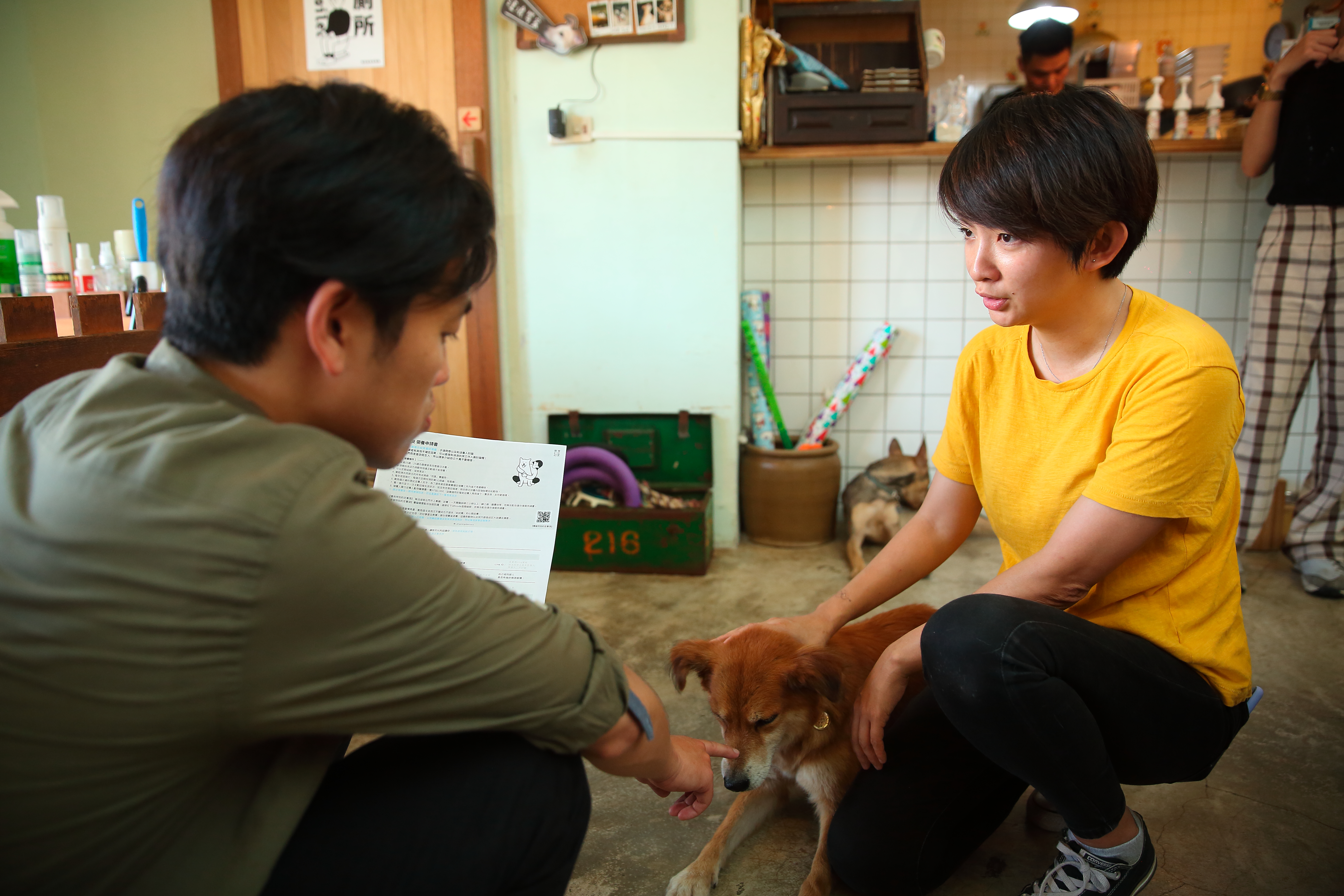 每隻流浪動物送養前夕，譚柔（右）都會針對送養人進行家訪與條件資格篩選。