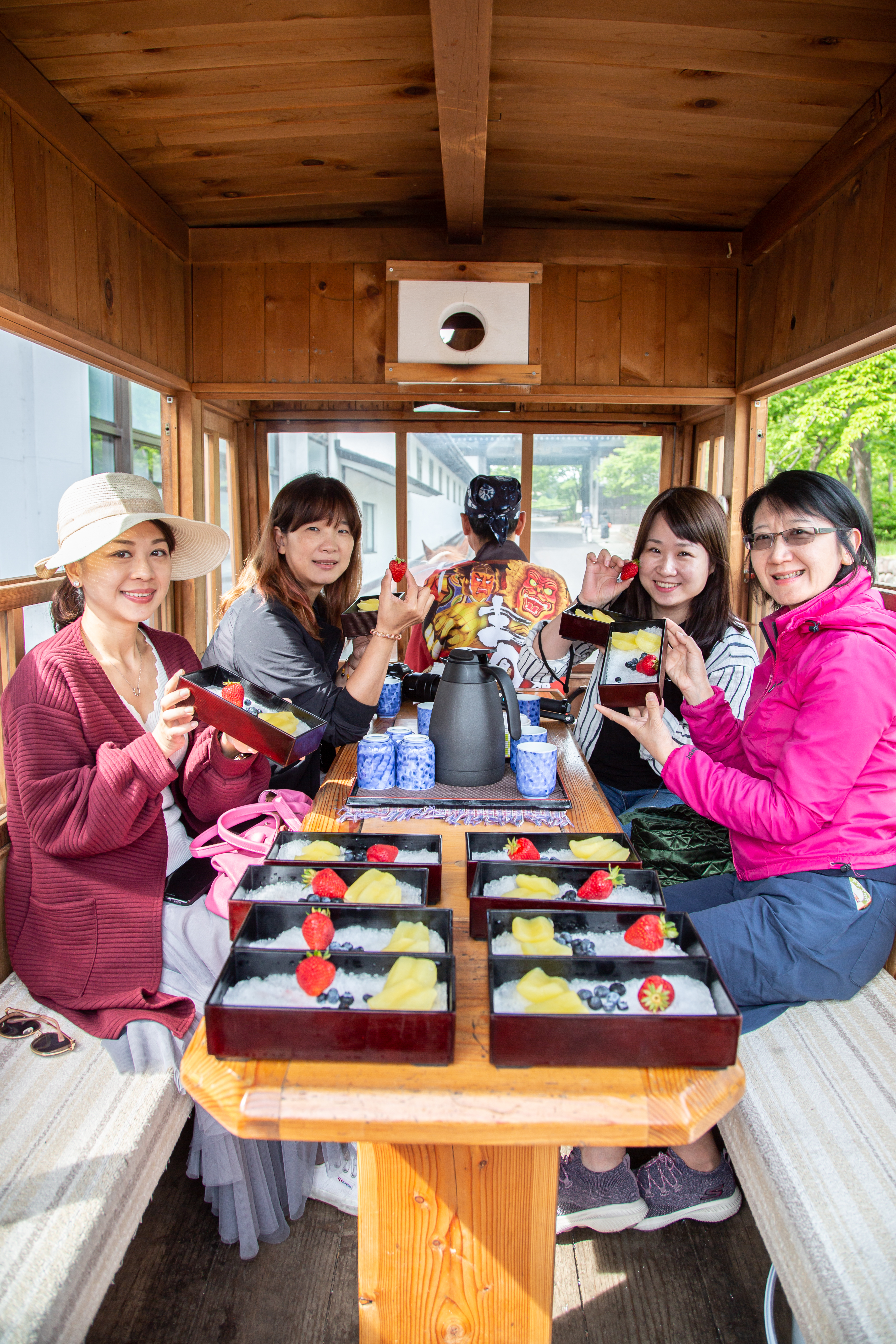 搭上「夏季沁涼水果馬車」逛公園，車內提供新鮮消暑的水果。