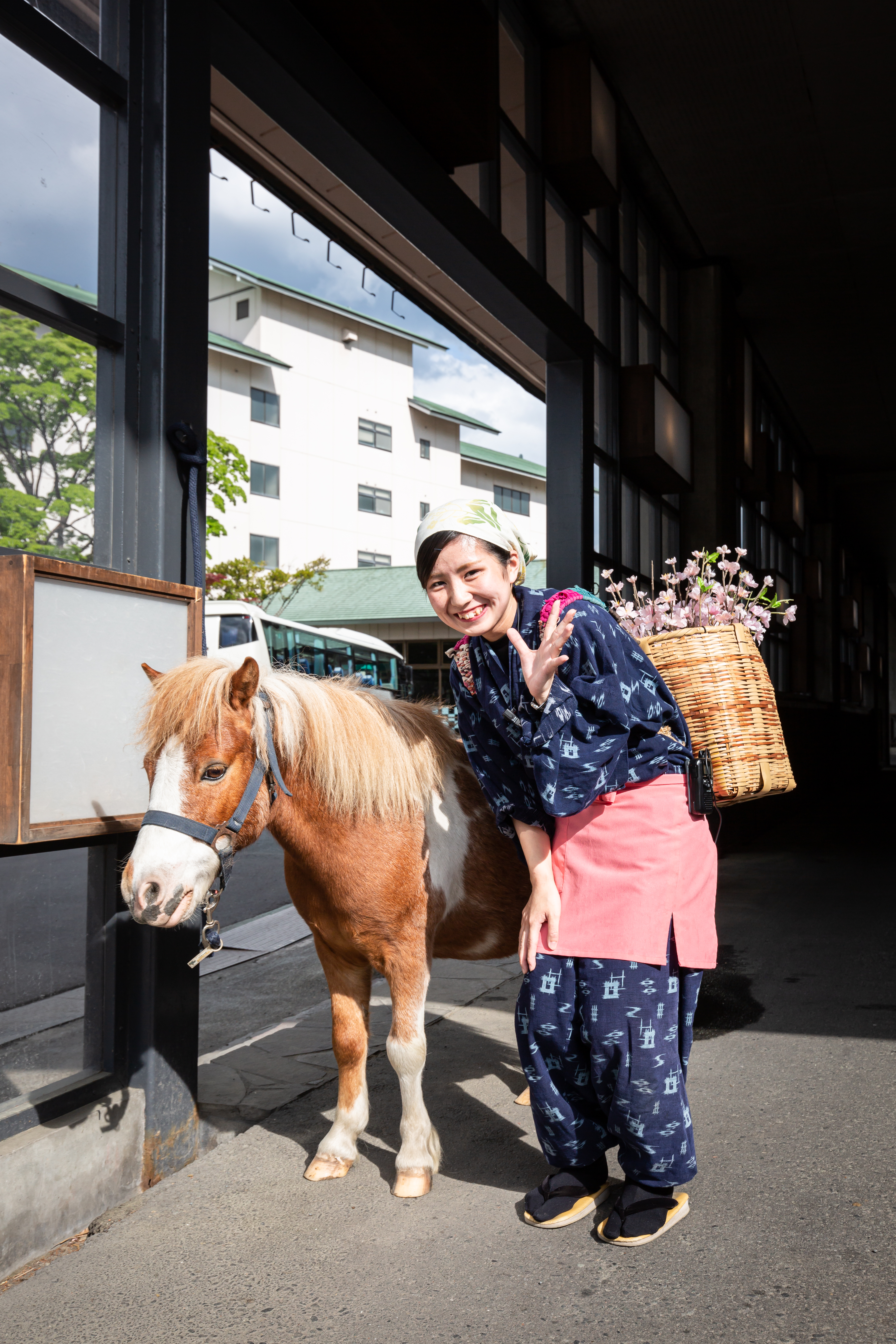 笑容甜美的服務人員和迎賓小馬，迎接造訪的旅人。