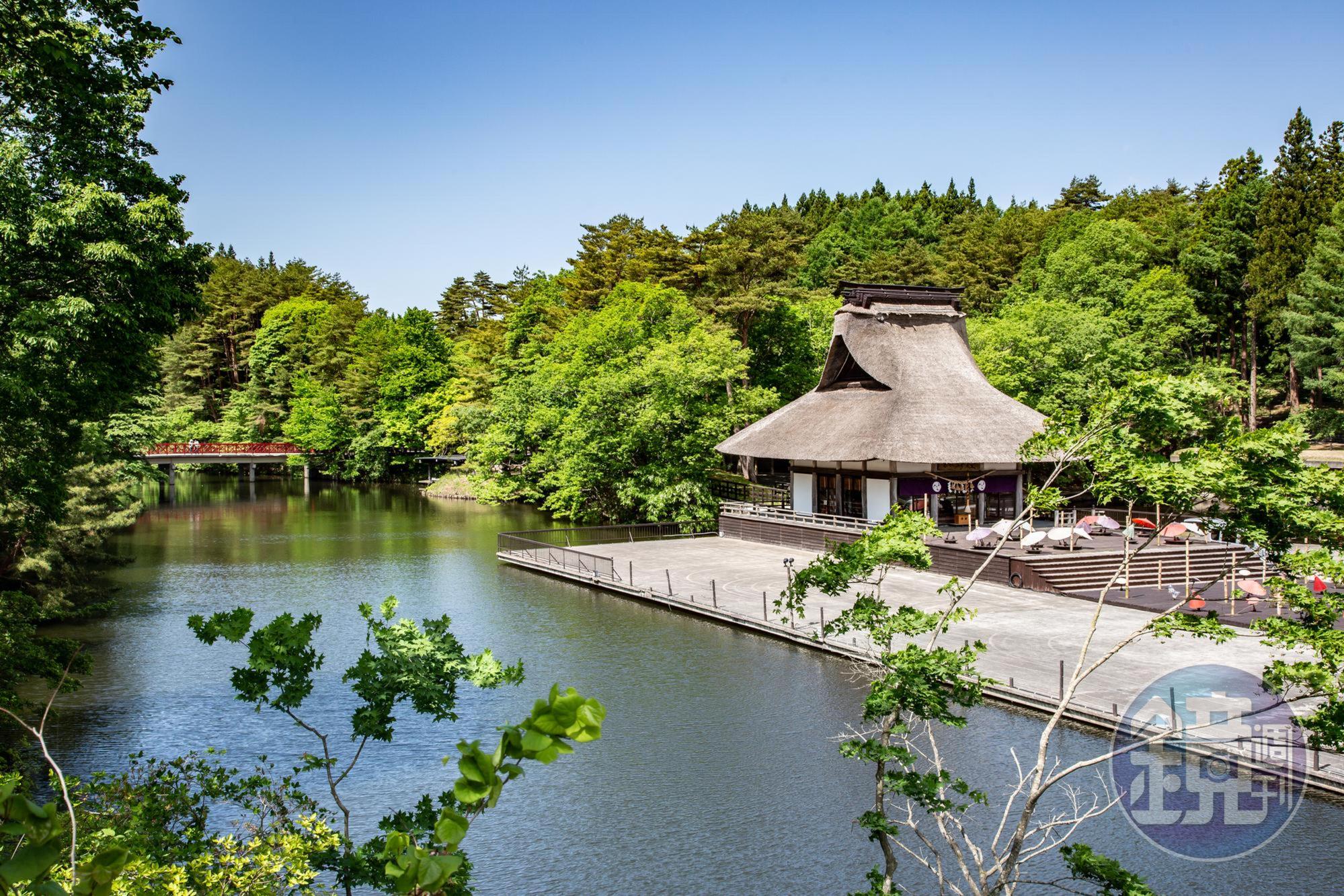 座落於公園湖面上的神社,氣質幽靜。