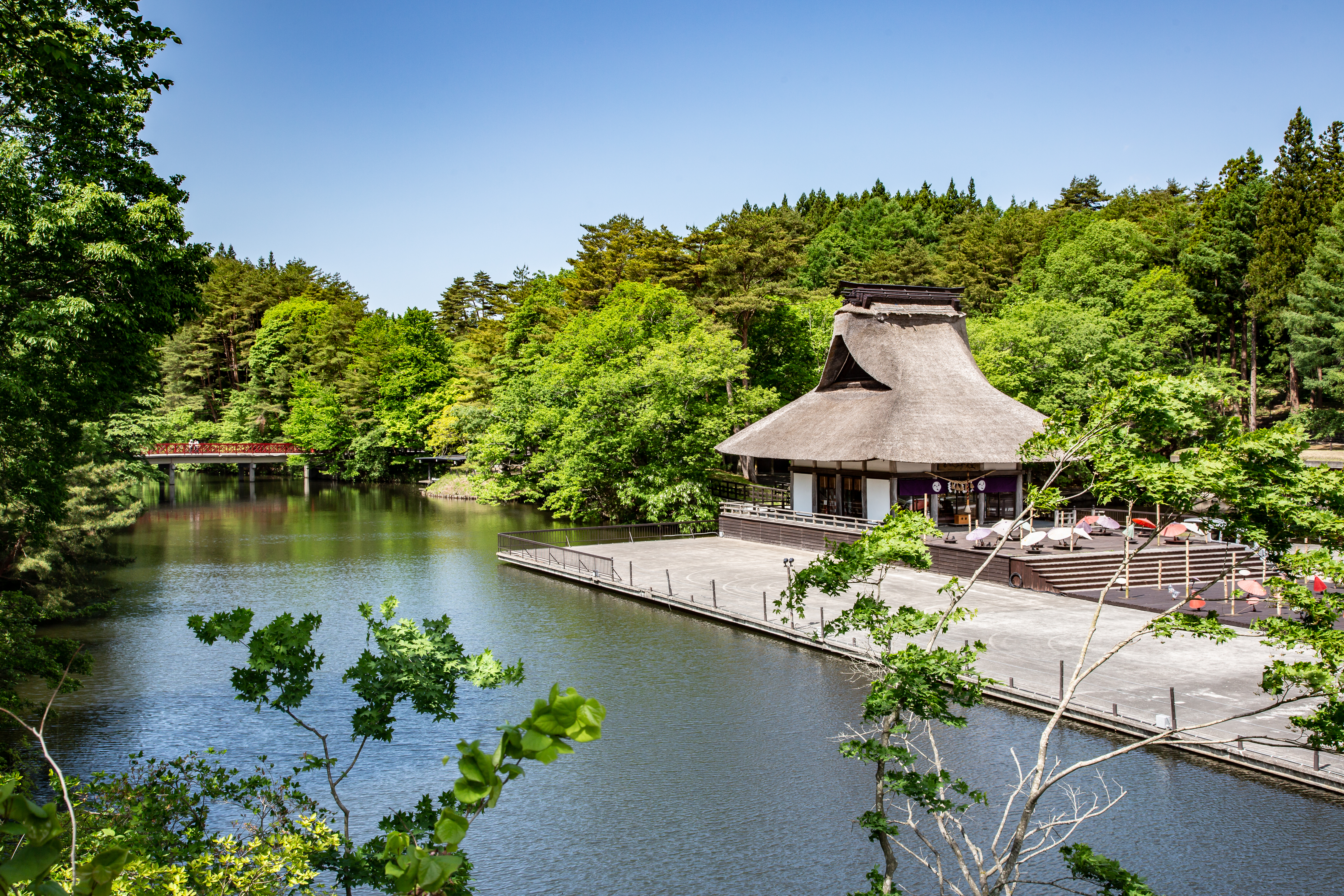 座落於公園湖面上的神社，氣質幽靜。