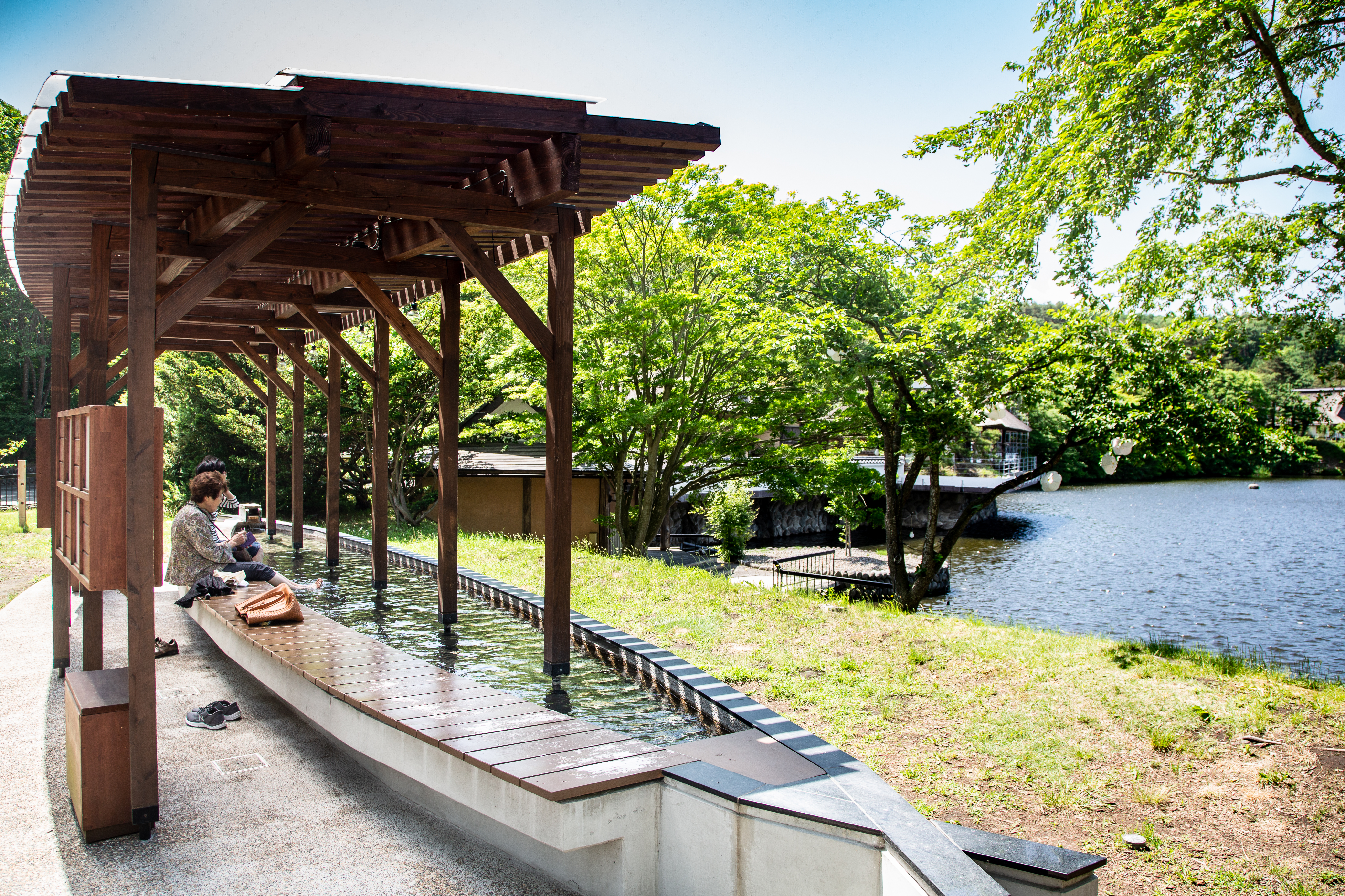 公園內的無料足湯，由2位幸運的日本媽媽包場。