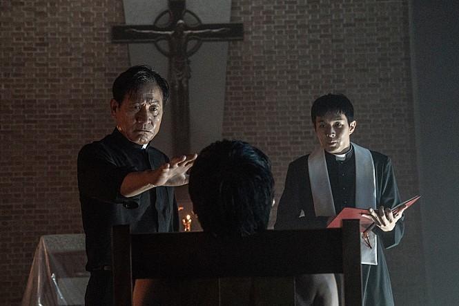 安聖基(左)在《驅魔使者》飾演追逐黑暗力量的司祭,崔宇植也特地客串演出該片。(車庫娛樂提供)
