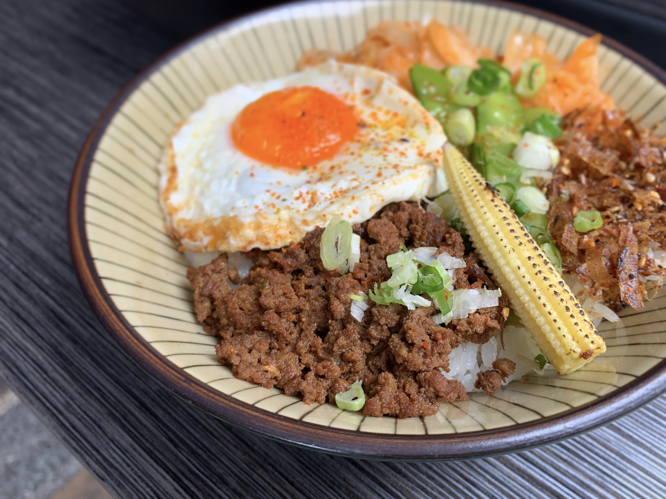 「玖牛餓虎」推出只要百元的「招牌和牛滷肉飯」，讓客人用平價消費，卻有高級的味蕾享受。
