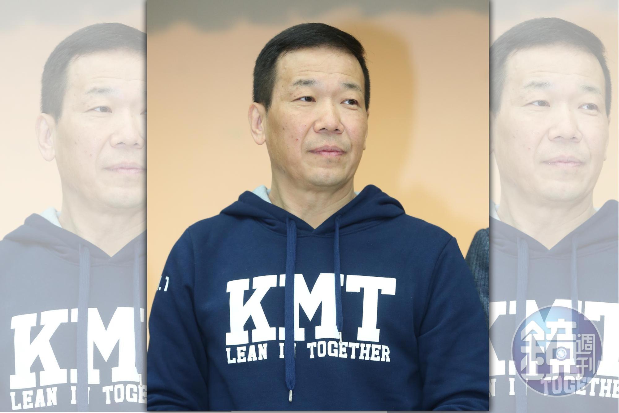 國民黨台北市議員鍾小平今宣布退出國民黨，並挺無黨籍台北市長柯文哲參選總統。