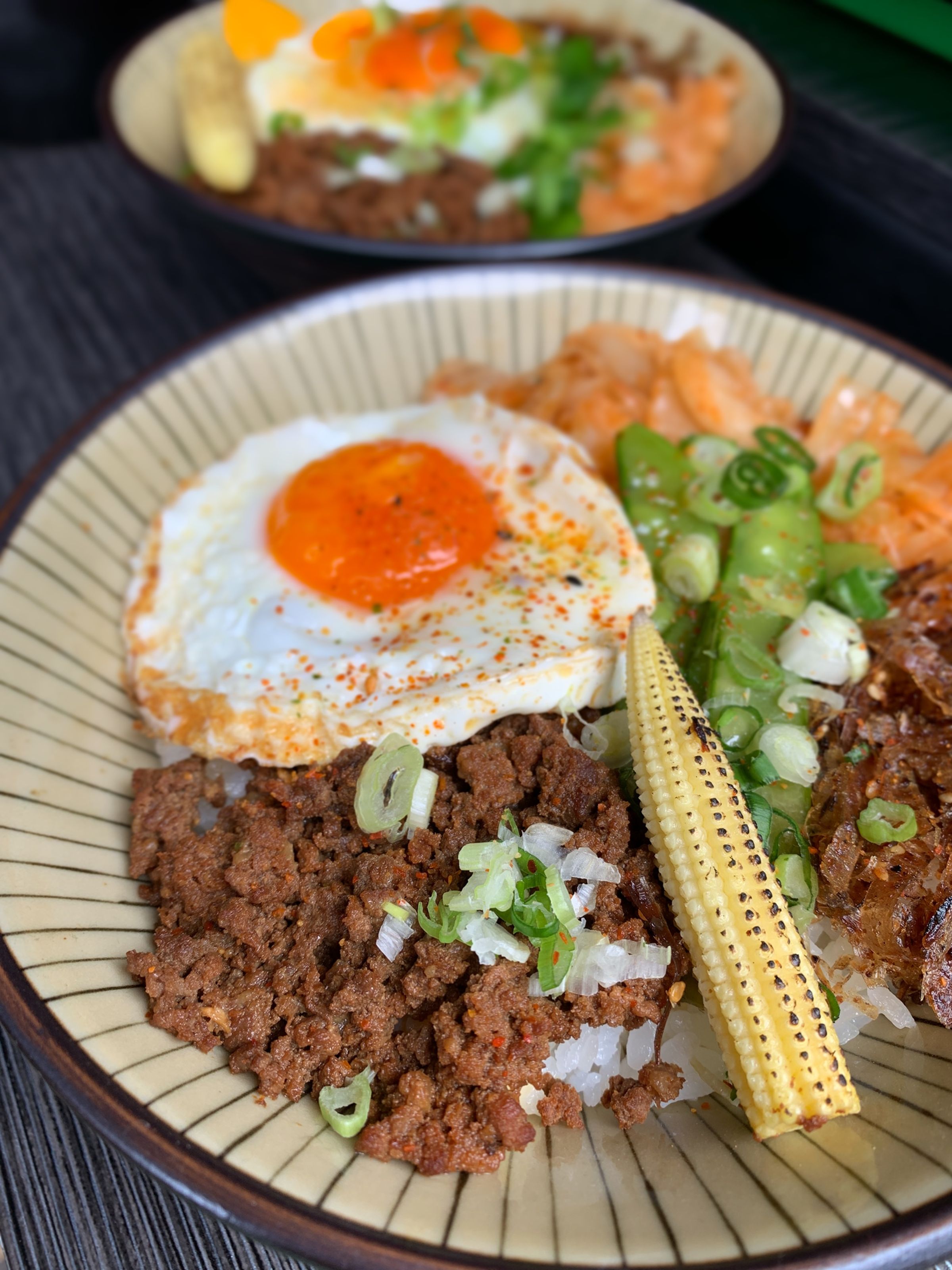 「招牌和牛滷肉飯」的滷肉脂香明顯，滷汁鹹香下飯，把半熟蛋黃戳破，讓蛋汁與肉、飯融合，吃來更潤口有味。（100元／份）