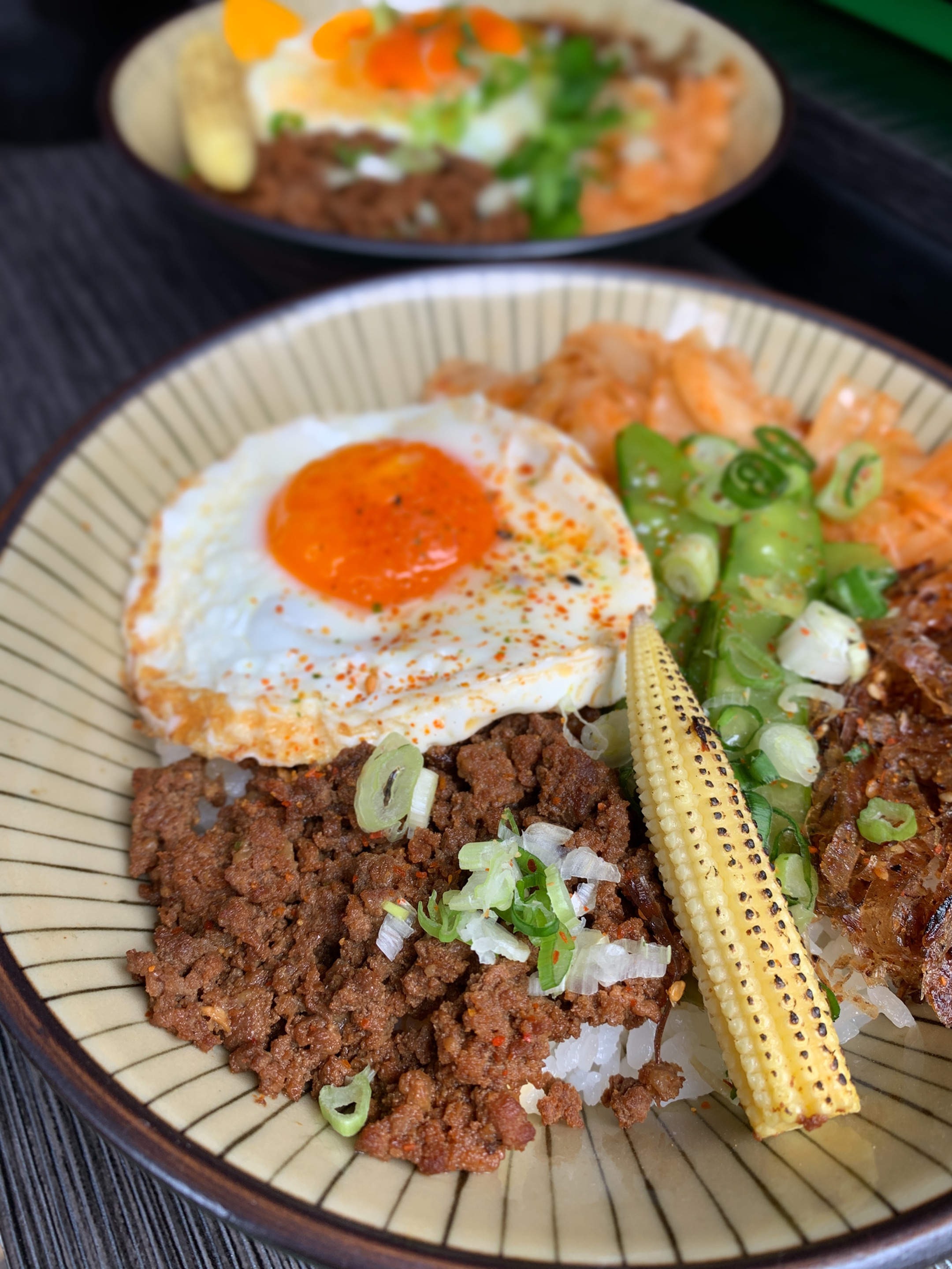 「招牌和牛滷肉飯」的滷肉脂香明顯，滷汁鹹香下飯，把半熟蛋黃戳破，讓蛋汁與肉、飯融合，吃來更潤口有味。（100元／份）