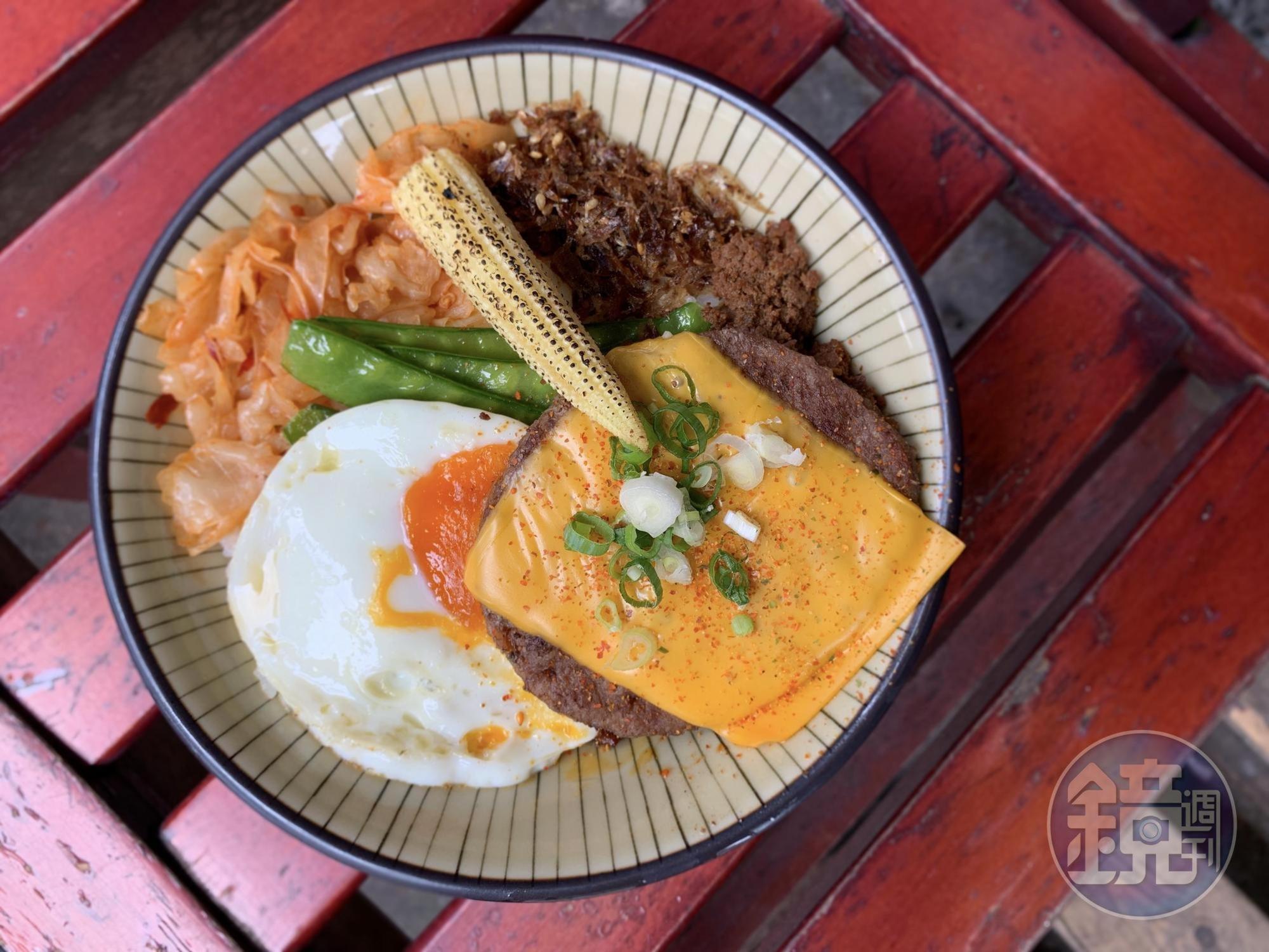 「起司和牛漢堡排飯」是用日本黑毛和牛與紐西蘭牛絞肉製作漢堡排。(120元/份)