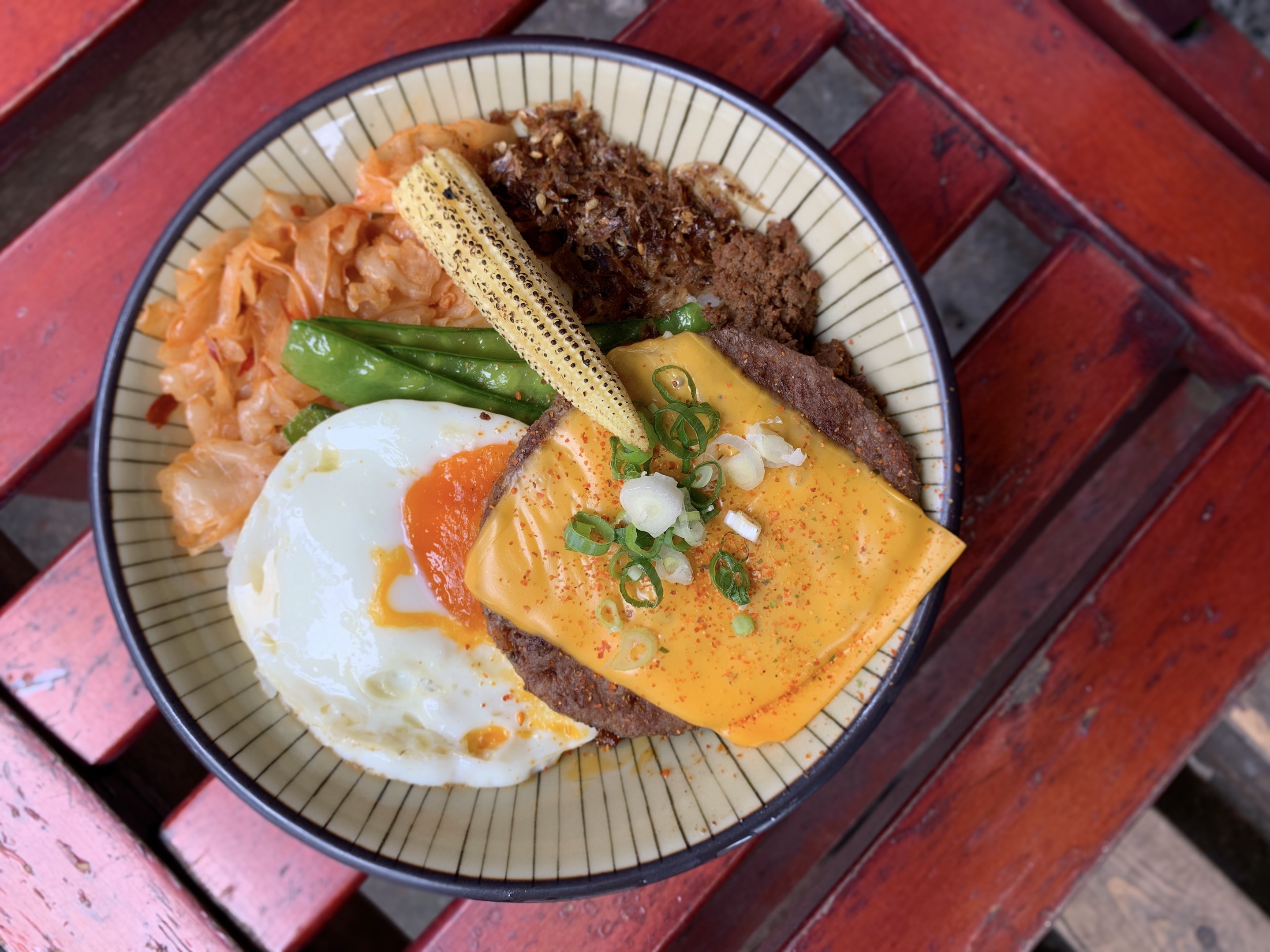 「起司和牛漢堡排飯」是用日本黑毛和牛與紐西蘭牛絞肉製作漢堡排。（120元／份）