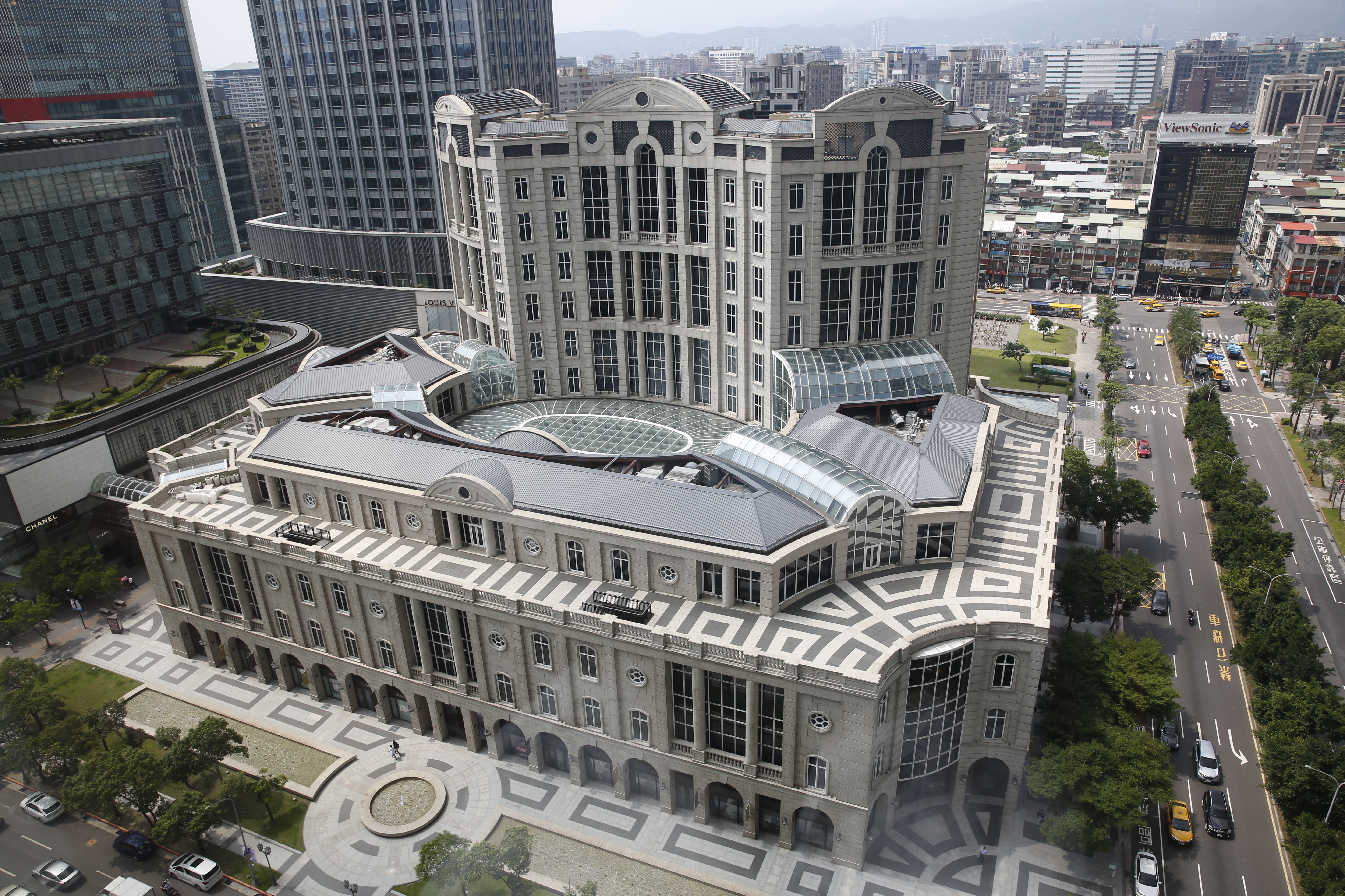 BELLAVITA近期美食廣場推出多款人氣料理迎接盛夏。