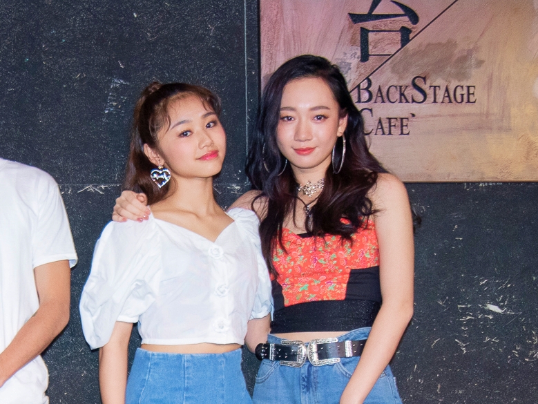 Julia吳卓源（右）今（9日）與日本新生代音樂人RIRI一起出席記者會。（sony唱片提供）