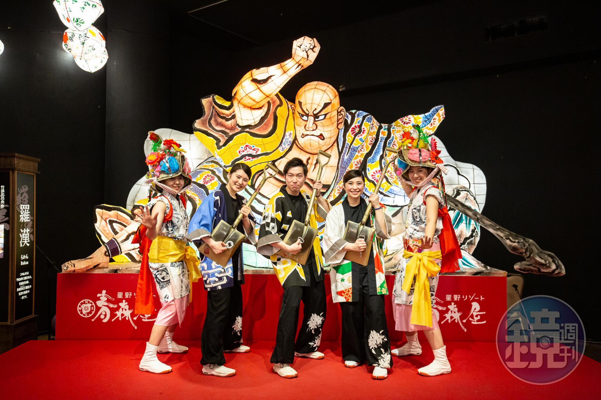 每天晚上也有免費表演可欣賞，如鐵鏟三味線、跳人秀，都相當有趣。