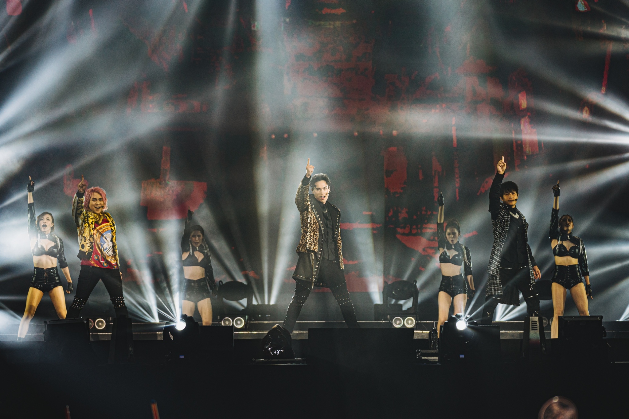 5566度登新加坡室內體育館開唱，一開場演唱〈傳說〉及〈風雲變色〉等歌，將氣氛帶到高潮。（華貴娛樂提供）