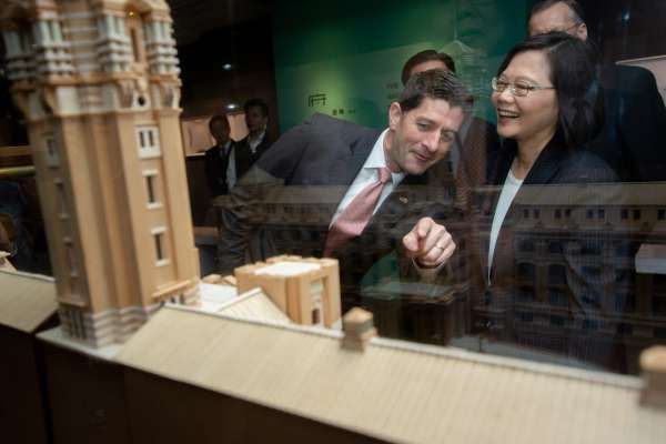 2019年4月15日，紀念「台灣關係法」40周年和美國在台協會成立40周年，蔡英文總統接見來訪美國前眾院議長萊恩。（總統府）