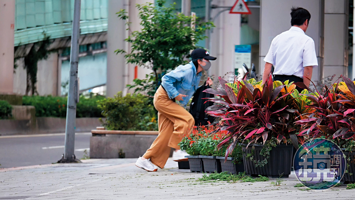 謝忻從外景變成外遇小公主，所以近來進出家門總是偷偷摸摸。