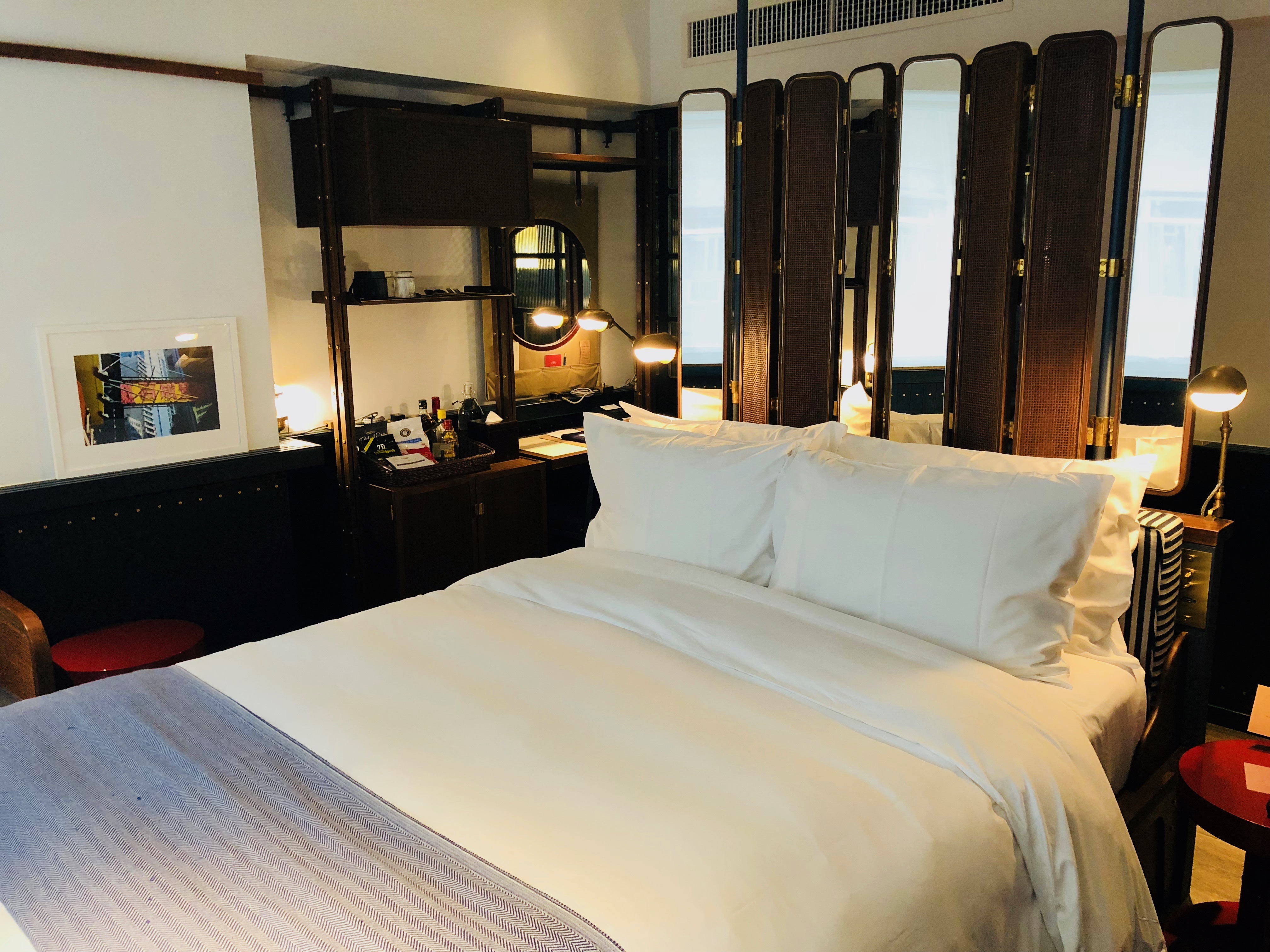 飯店內部有現代設計感，結合沉穩顏色。