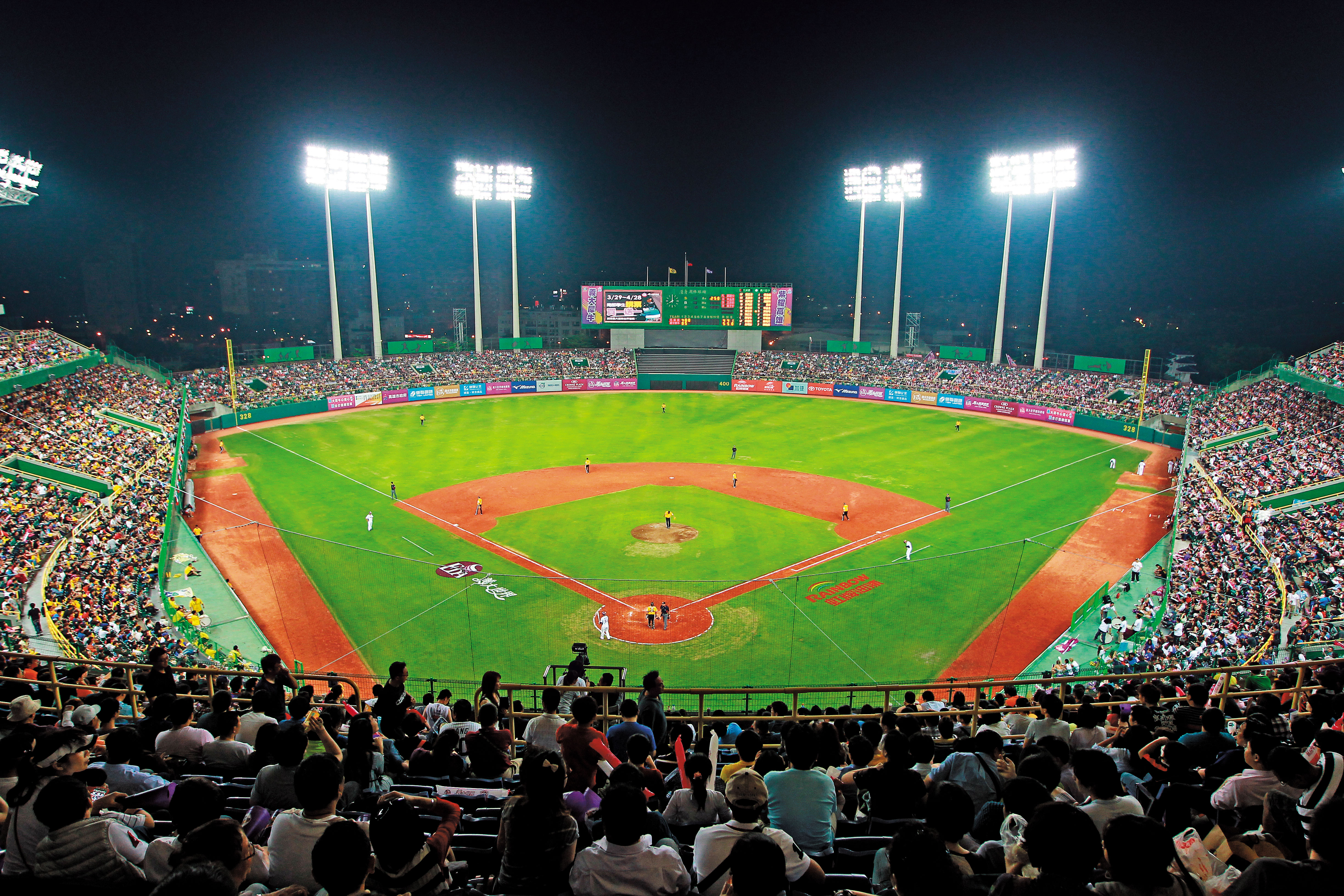 高雄澄清湖棒球場雖可容納2萬人，但因位置偏遠，招商不易，加上硬體設施欠佳，影響職棒球團進駐意願。