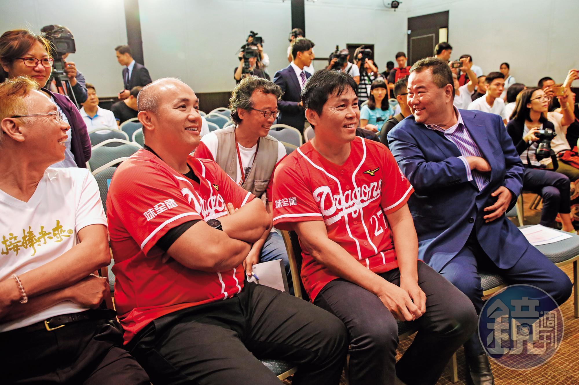 葉君璋、張泰山分頭透過不同人脈,打造與國際棒球接軌的味全龍全新教練團。