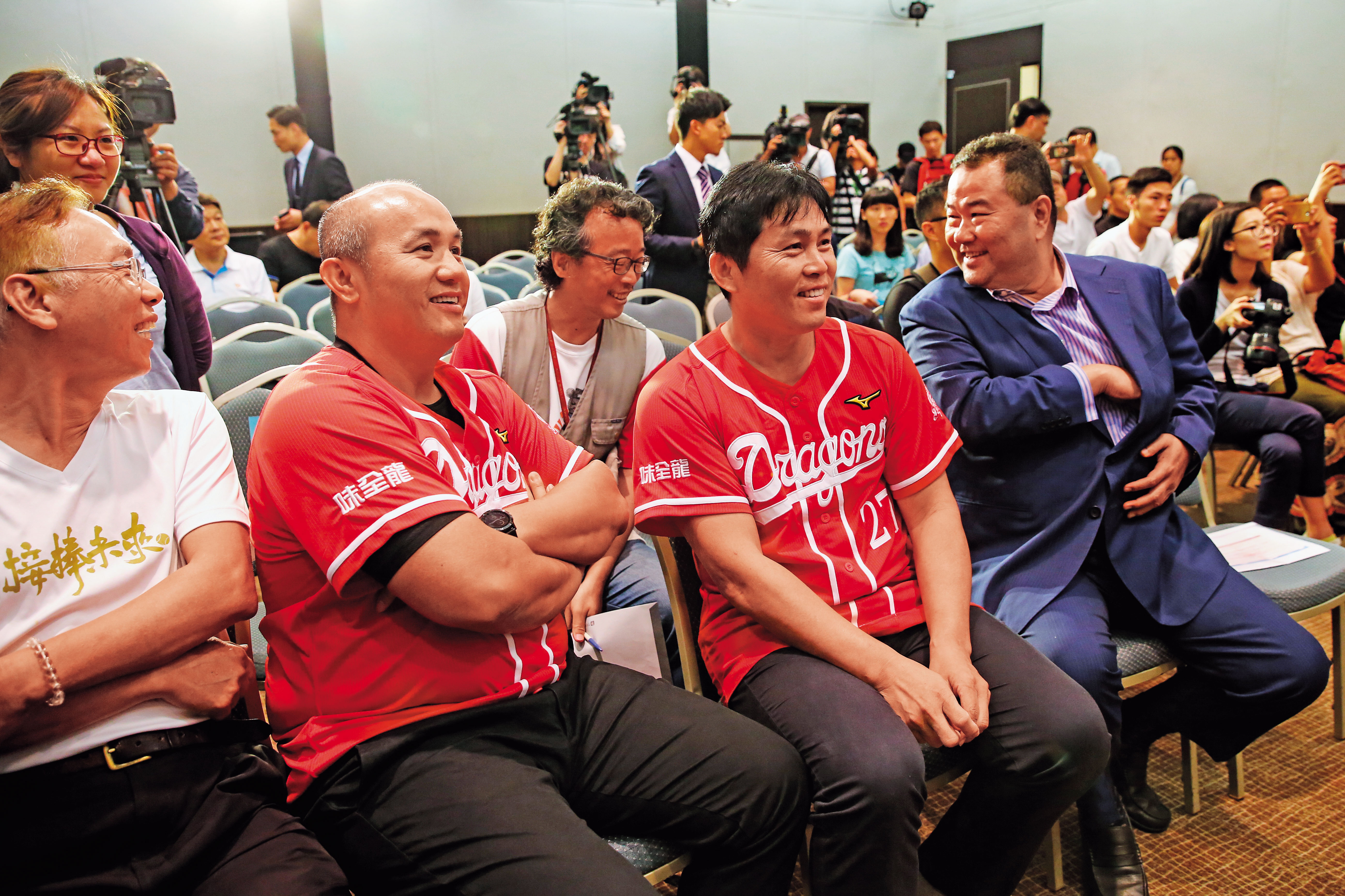 葉君璋、張泰山分頭透過不同人脈,打造與國際棒球接軌的味全龍全新教練團。