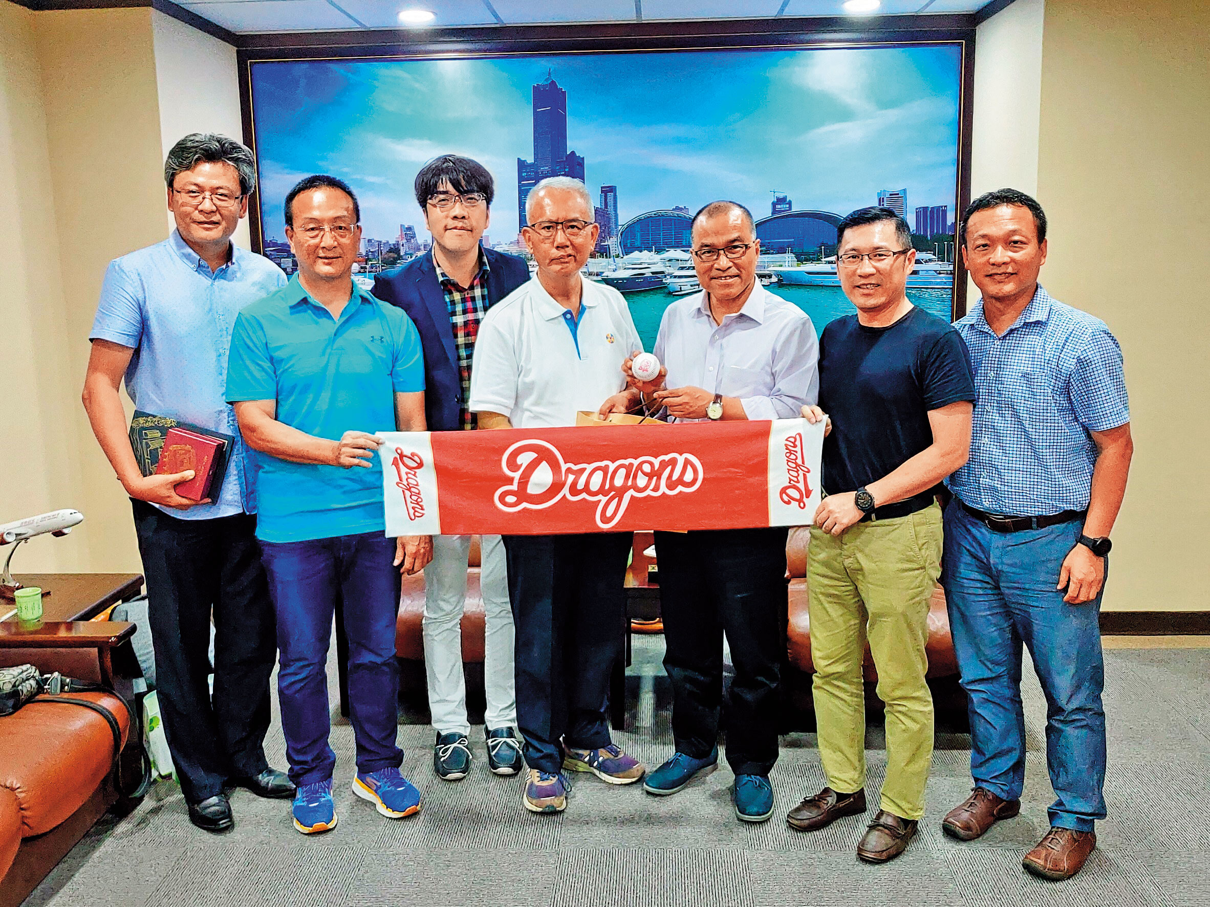 魏應充6月初率味全龍球團代表拜會高雄市政府，副市長葉匡時表態爭取味全龍成為高雄主場球隊。