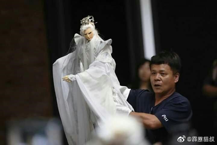 綽號貓叔的丁振清，在霹靂資歷最深，也是台灣國寶級操偶師傅。(翻攝自霹靂貓叔微博)