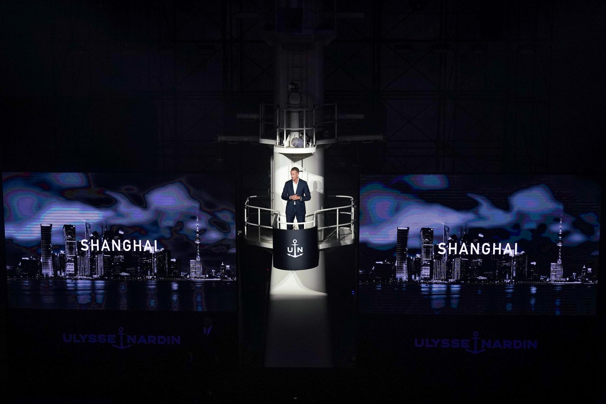 雅典行政總裁Patrick Pruniaux，在晚上位於船舶館的活動現場，站在有兩層樓高的瞭望塔台上發表談話，而活動地點的選擇也呼應了雅典和航海相關的歷史。