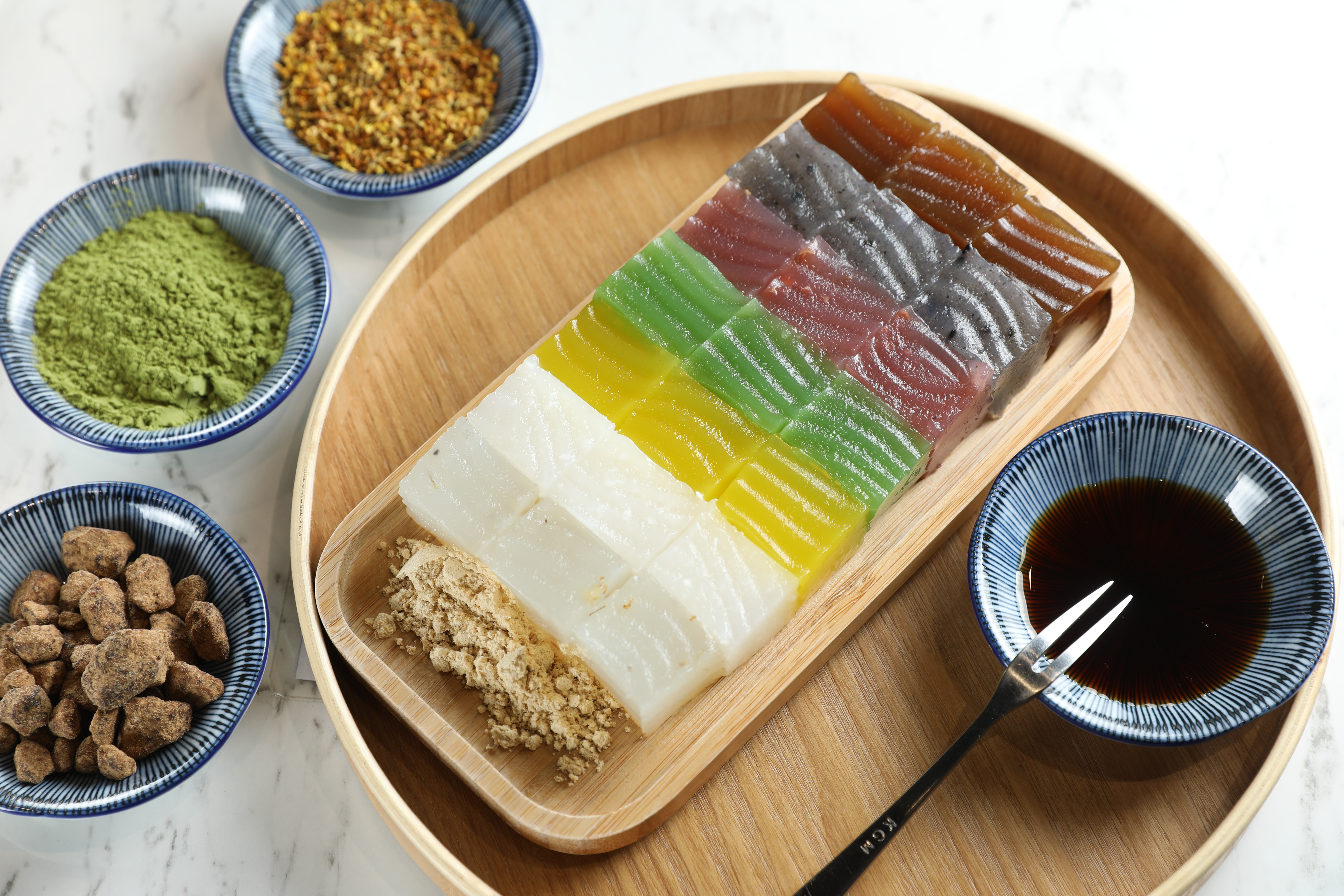 「七彩粉粿盤」附黑糖與黃豆粉，是很好的消暑涼點。（45元／份）