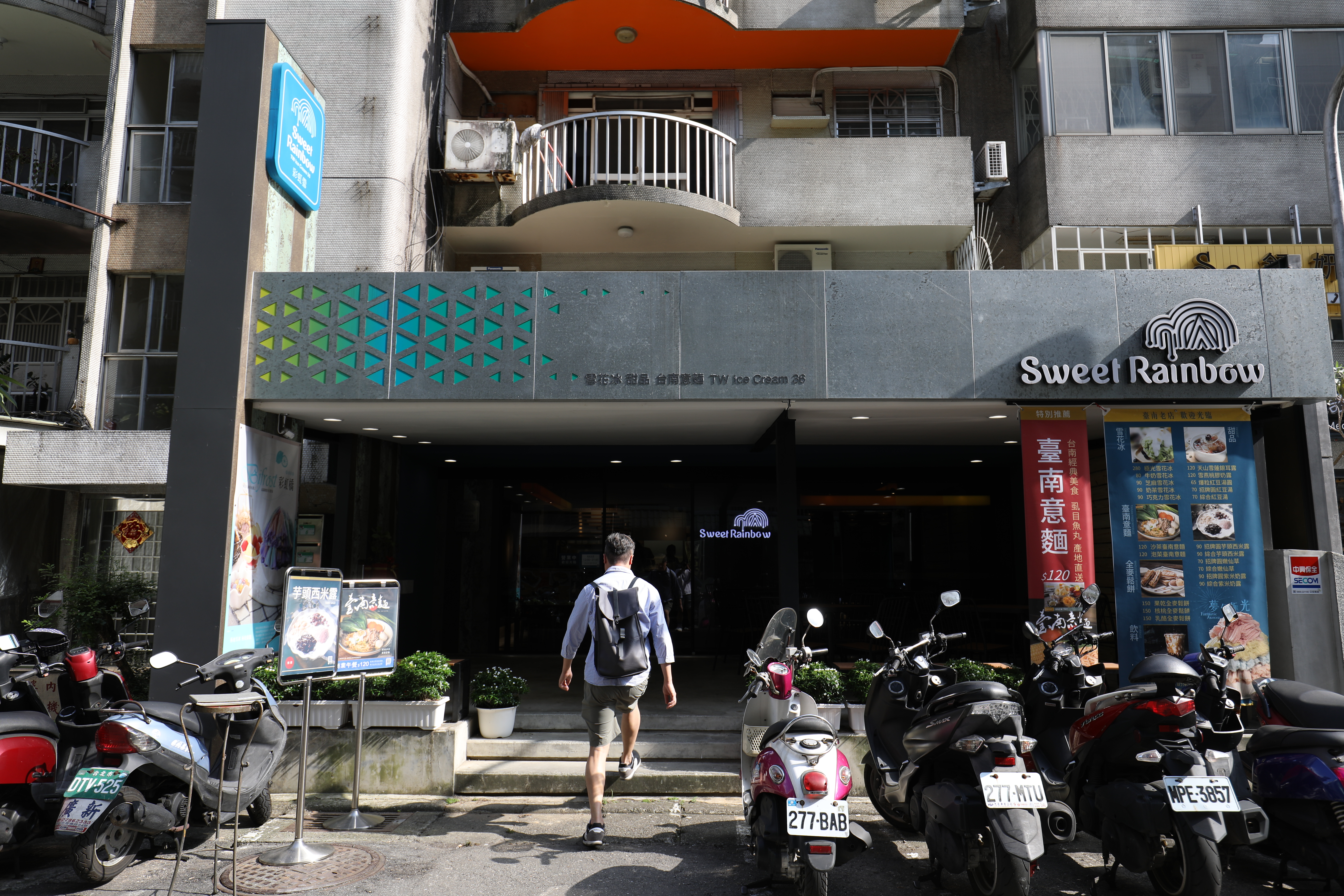 彩虹雪冰館在馬來西亞也有分店，台北首家旗艦店位於東區精華地段。