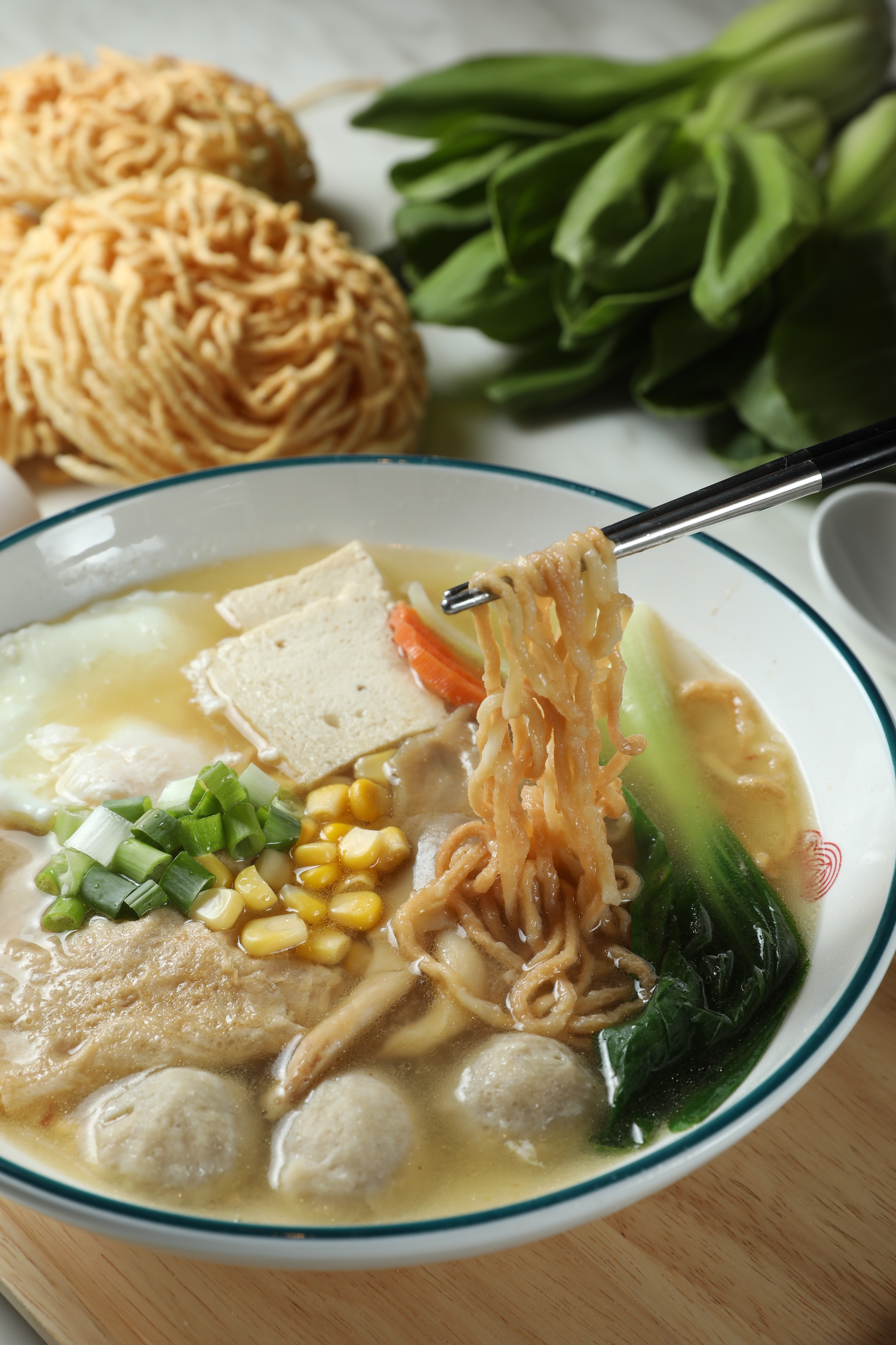 「經典沙茶臺南意麵」雖是油炸麵體，但湯頭清爽無負擔。（160元／碗）