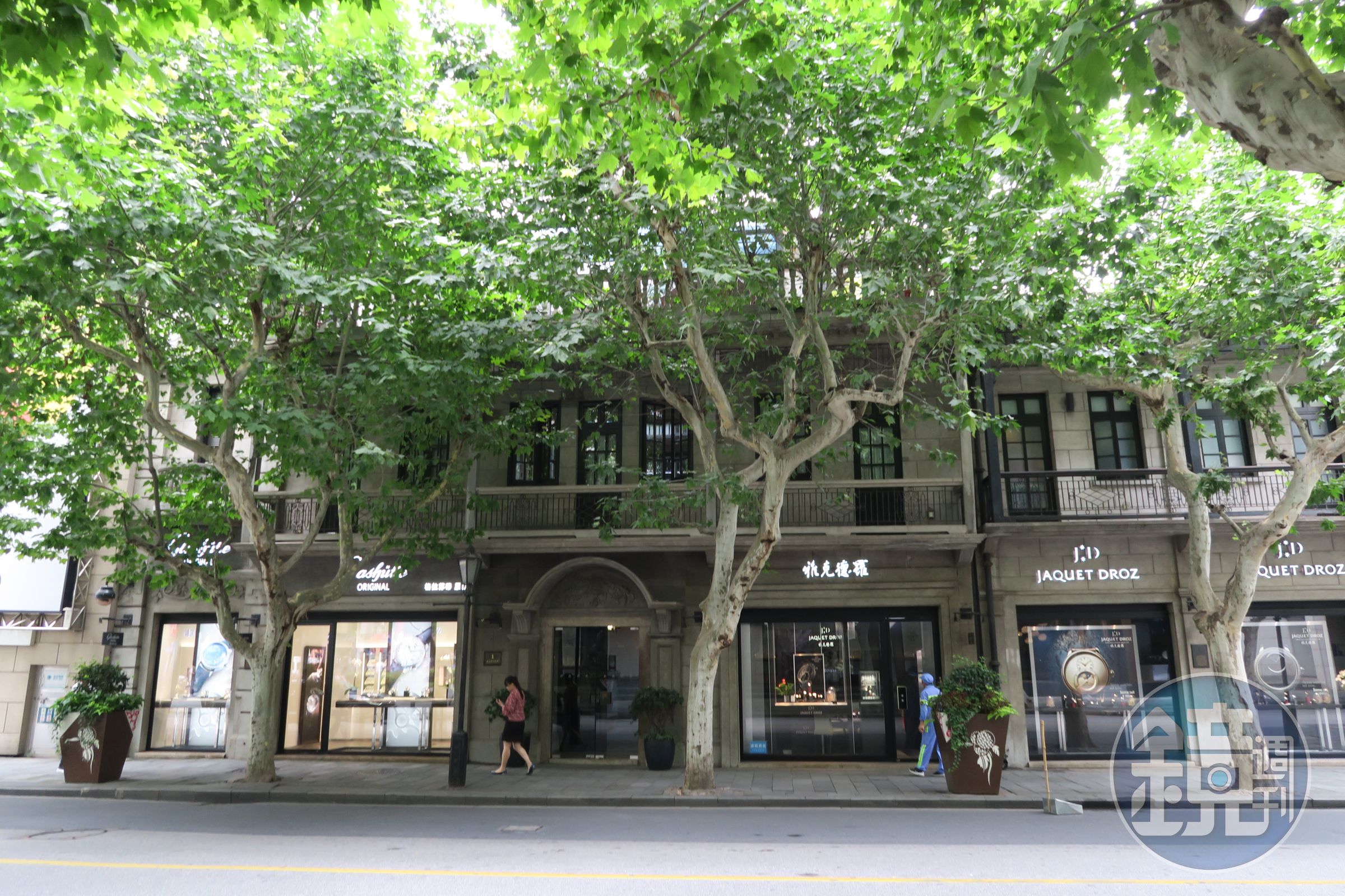 座落於新天地購物區的雅典專賣店，被綠蔭和老建築圍繞，SWATCH集團旗下有不少品牌的專賣店也在這。