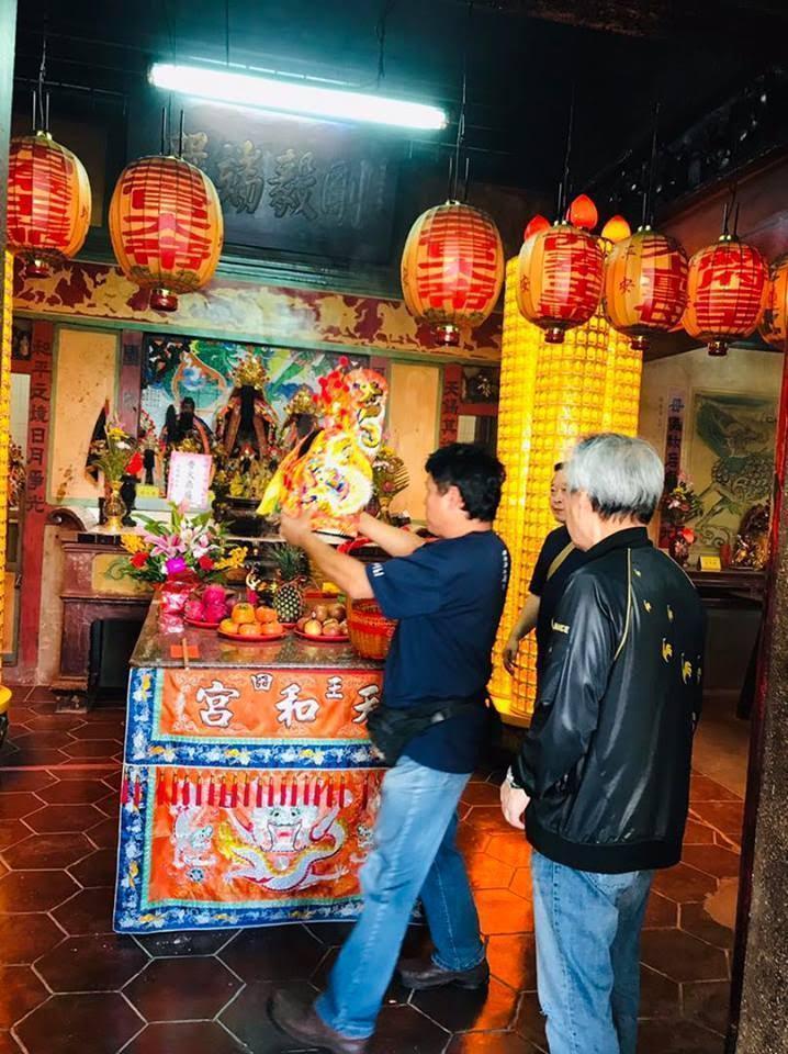 霹靂布袋戲董事長黃強華曾親自迎西秦王爺分靈聖駕至上海分公司。（翻攝自王田天和宮西秦王爺開基祖廟臉書）
