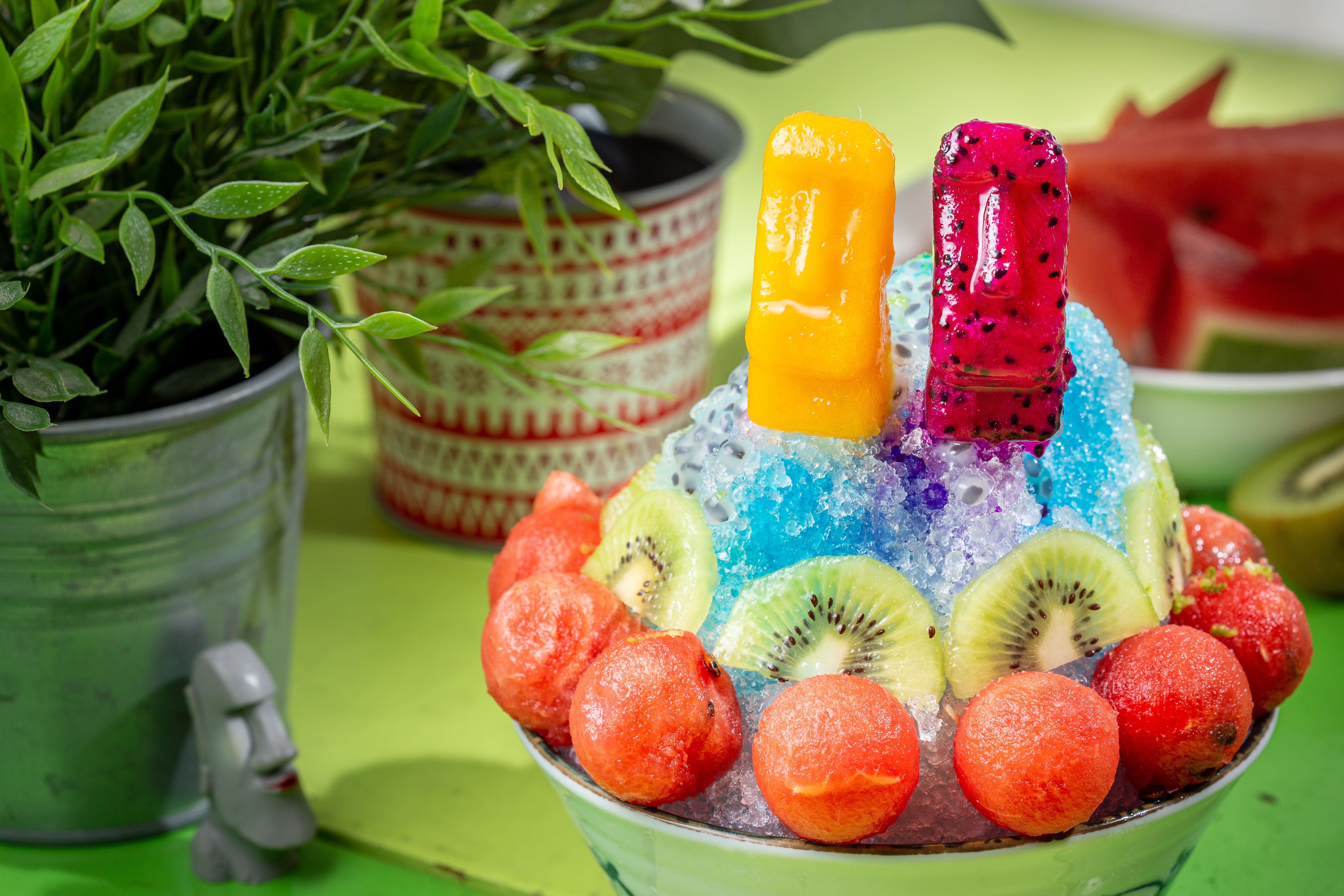  「摩艾水果冰」的水果每天購自旁邊的市場，組合也常更換，搭配藍柑橘糖漿頗鎮暑，也可選擇店家自製的玫瑰糖漿。（80元／碗）