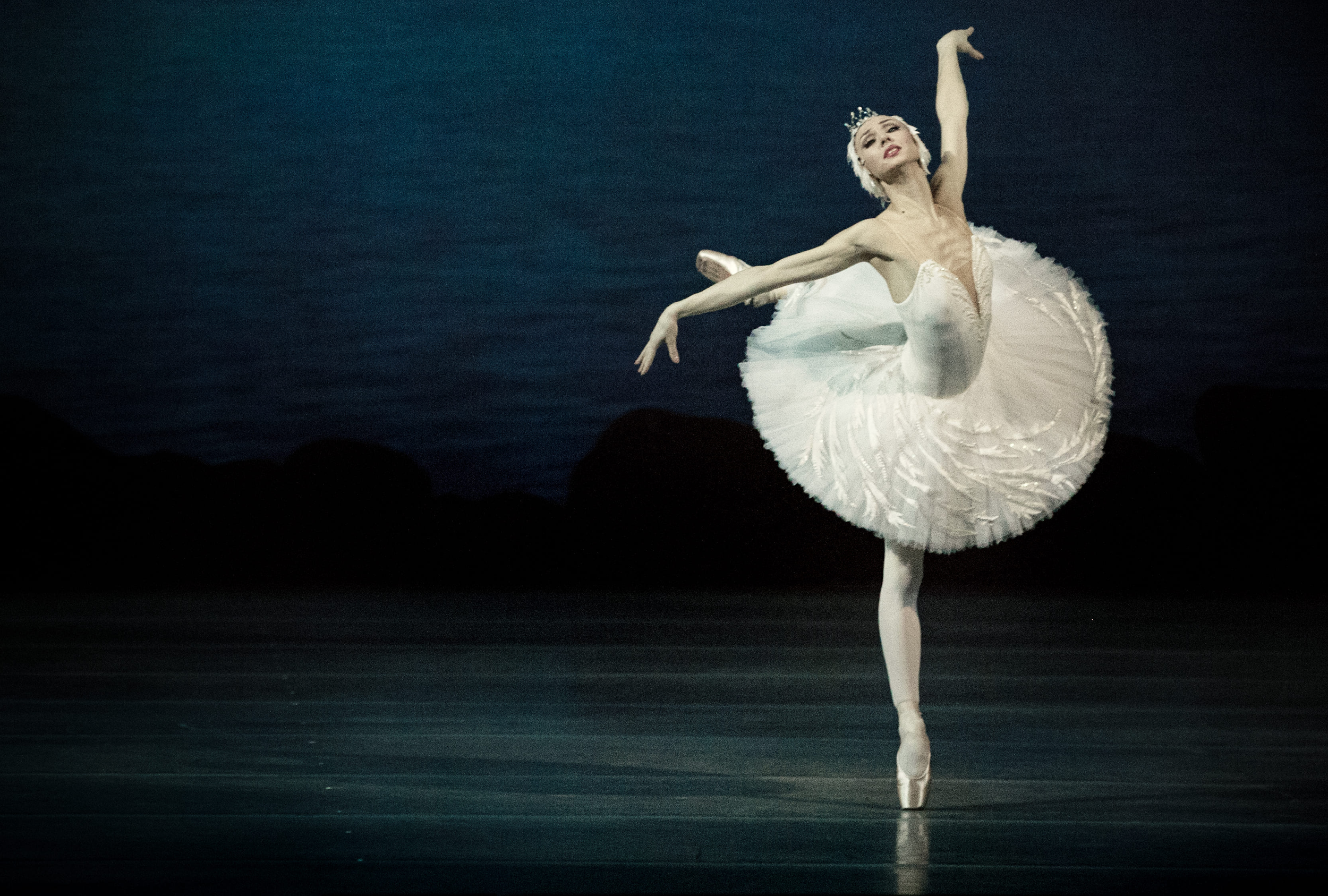 奧斯莫金娜所詮釋的白天鵝散發水靈仙氣。（牛耳藝術提供）