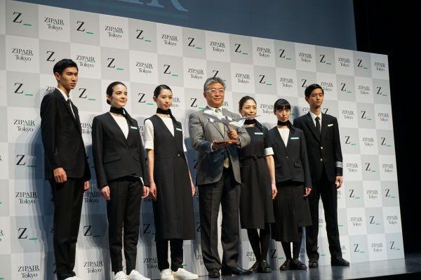 「ZIPAIR Tokyo」的單色系制服，設計重視機能性。（翻攝自旬刊旅行新聞）