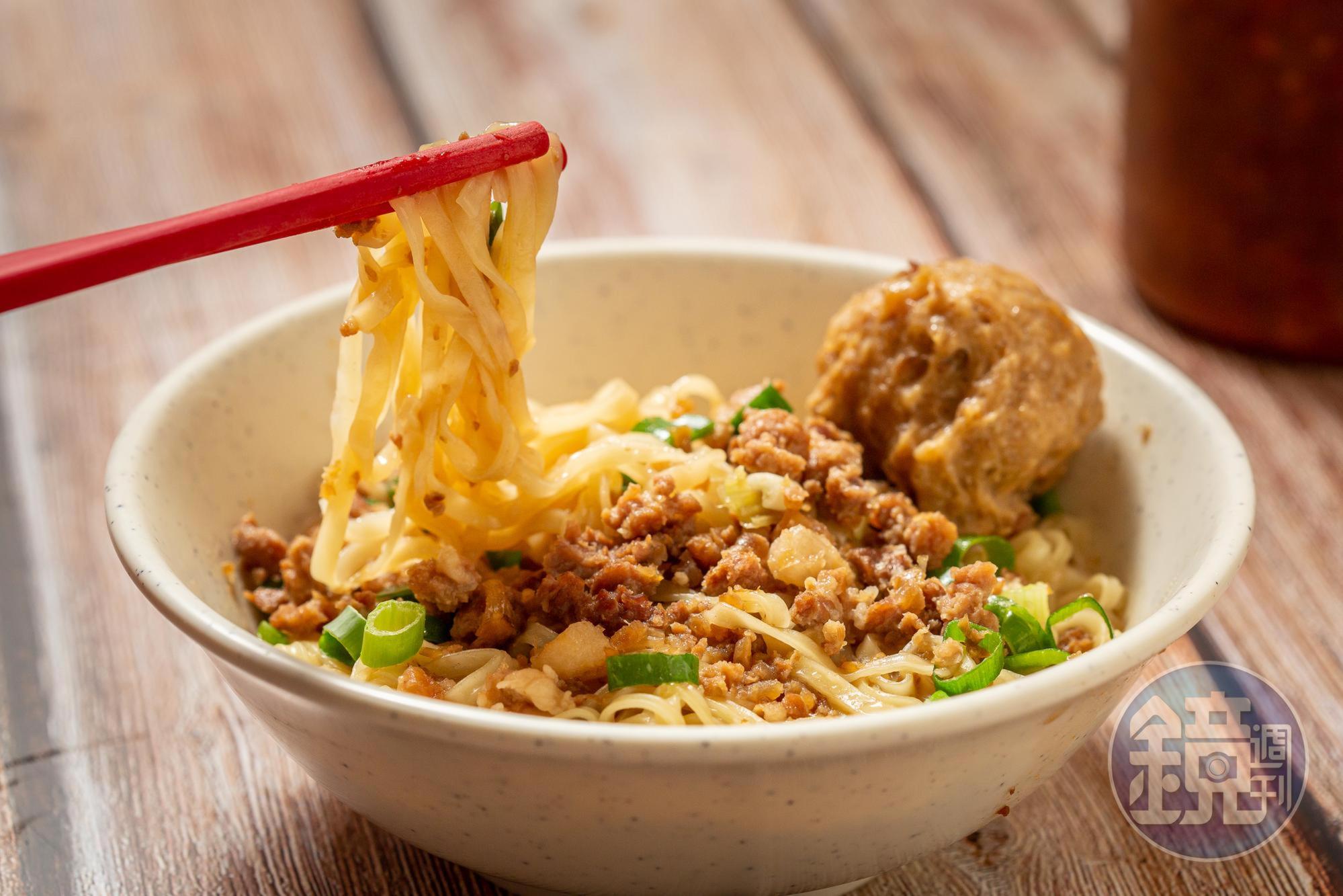 「阿章意麵」麵條薄韌滑喉，肉臊香濃。（30元／碗）