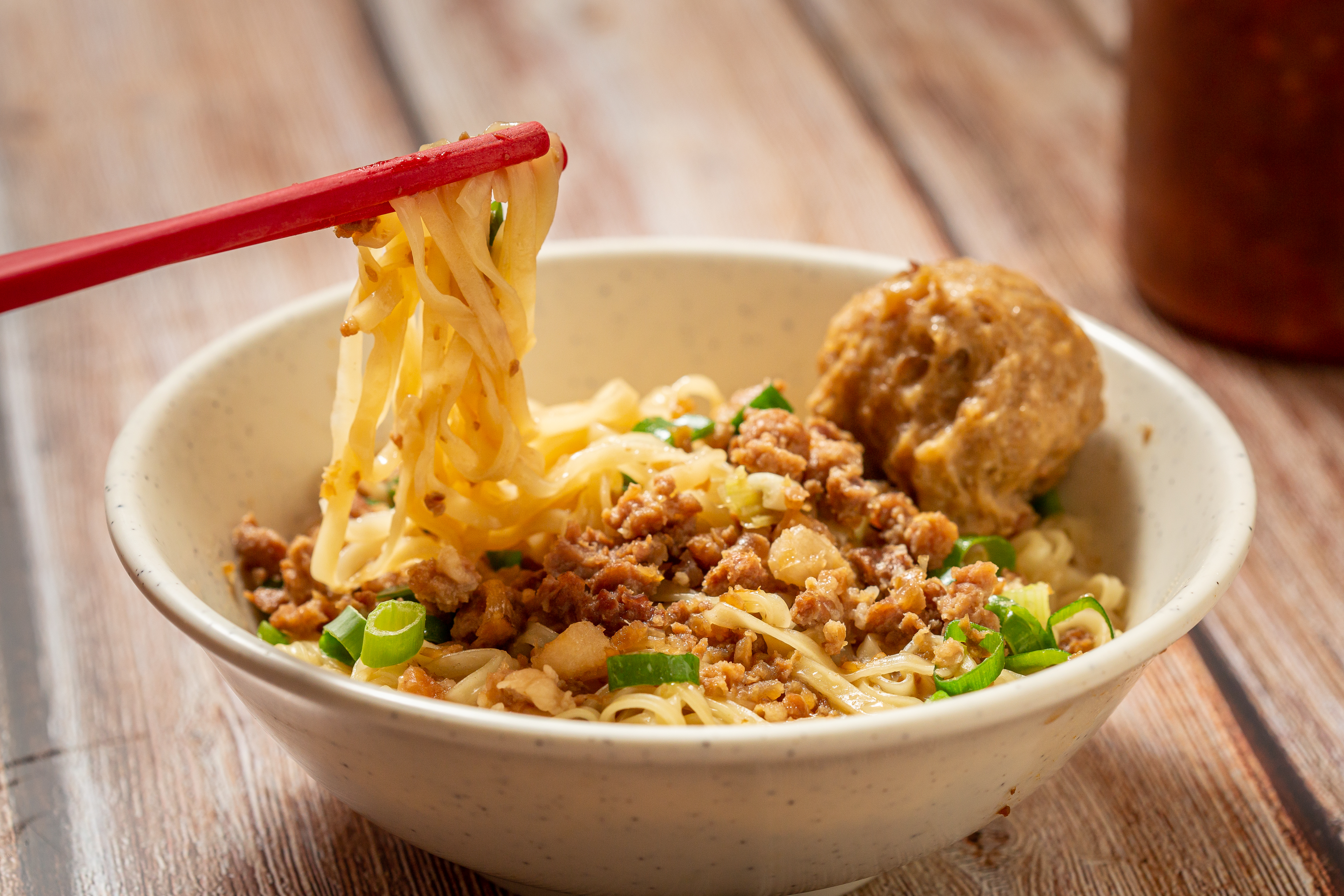 「阿章意麵」麵條薄韌滑喉，肉臊香濃。（30元／碗）