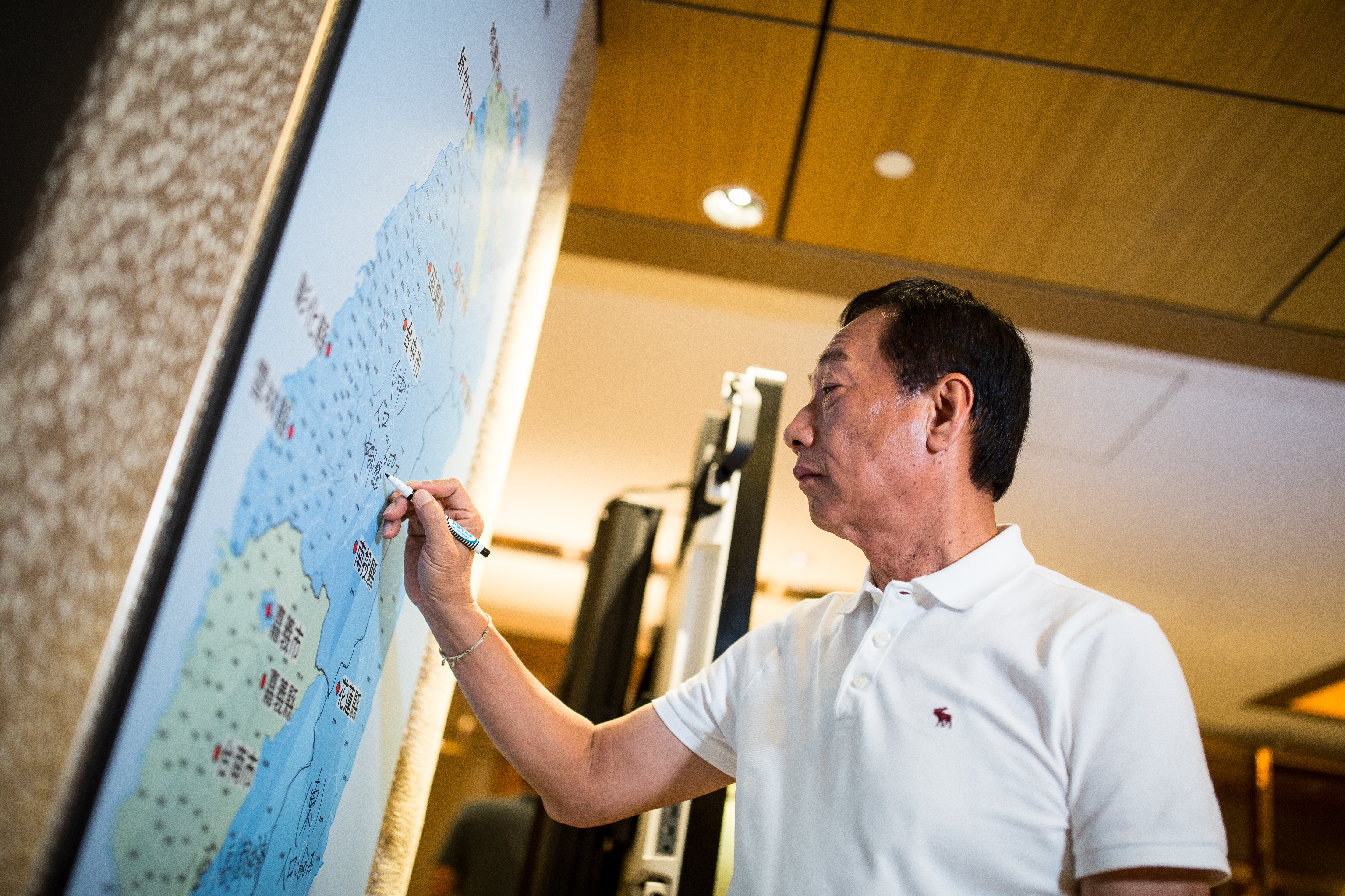 國民黨總統初選參選人郭台銘，首度拋出將台灣劃分成5大經濟區的發展願景，不但兼顧區域發展，還能去打世界盃。