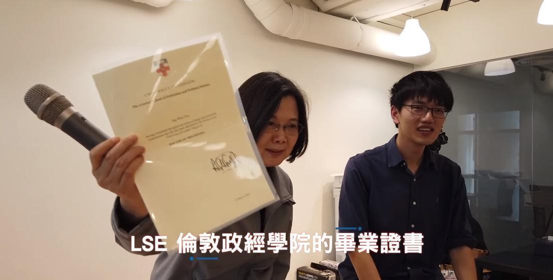 總統蔡英文參訪社交平台「Dcard」公司，秀出LSE畢業證書。（翻攝蔡英文臉書）