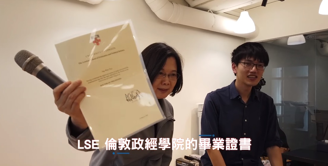 總統蔡英文參訪社交平台「Dcard」公司，秀出LSE畢業證書。（翻攝蔡英文臉書）