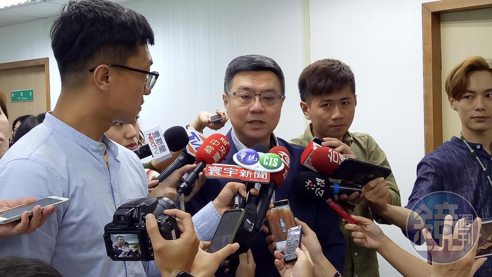 民進黨主席卓榮泰今午主持中執會前接受媒體訪問。