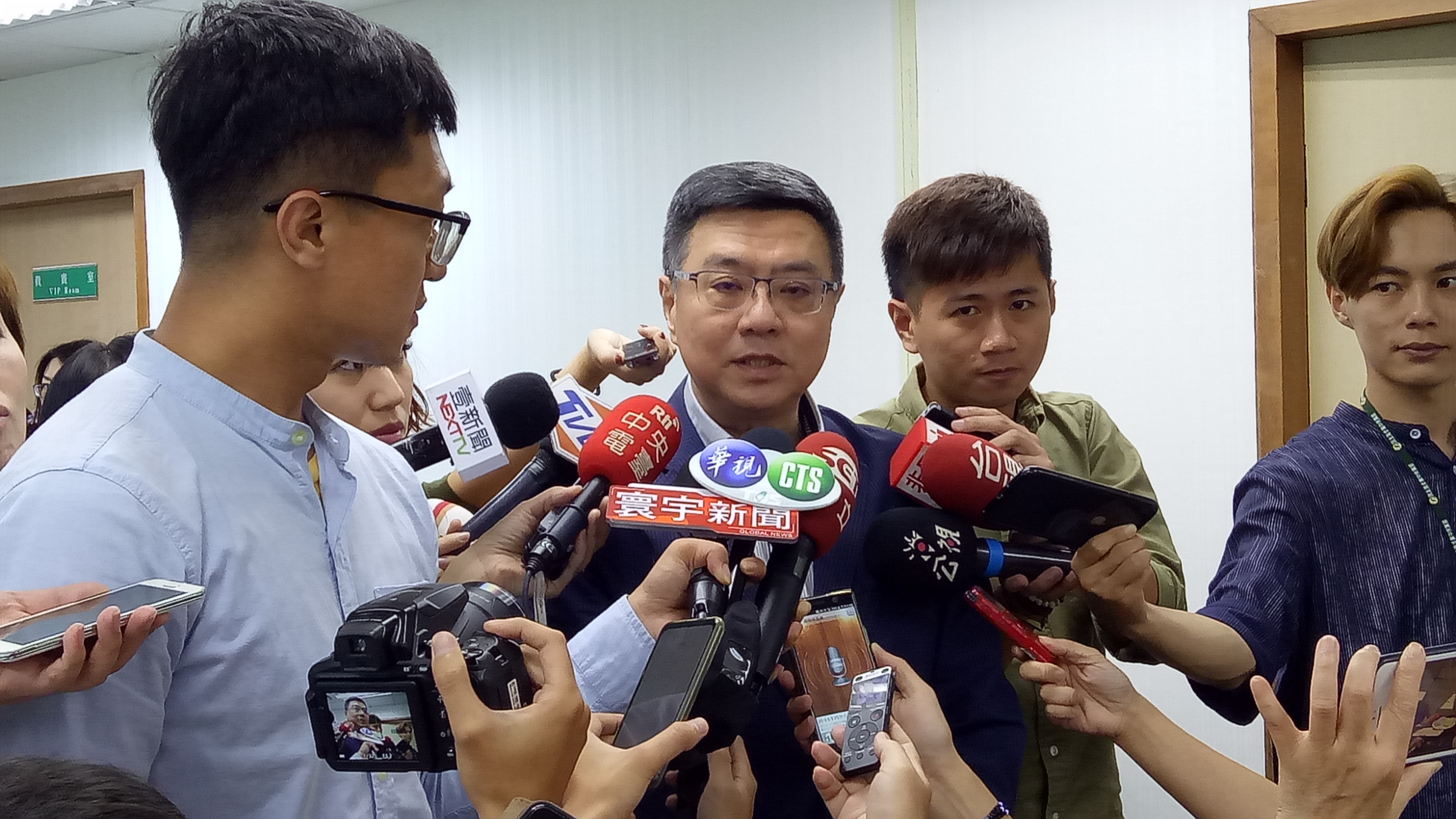 民進黨主席卓榮泰今午主持中執會前接受媒體訪問。