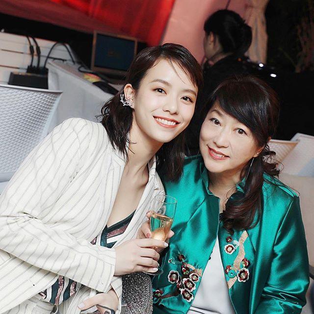 宋芸樺是家中獨生女，之前到坎城宣傳時，還帶著媽媽一起去。（翻攝自宋芸樺IG）