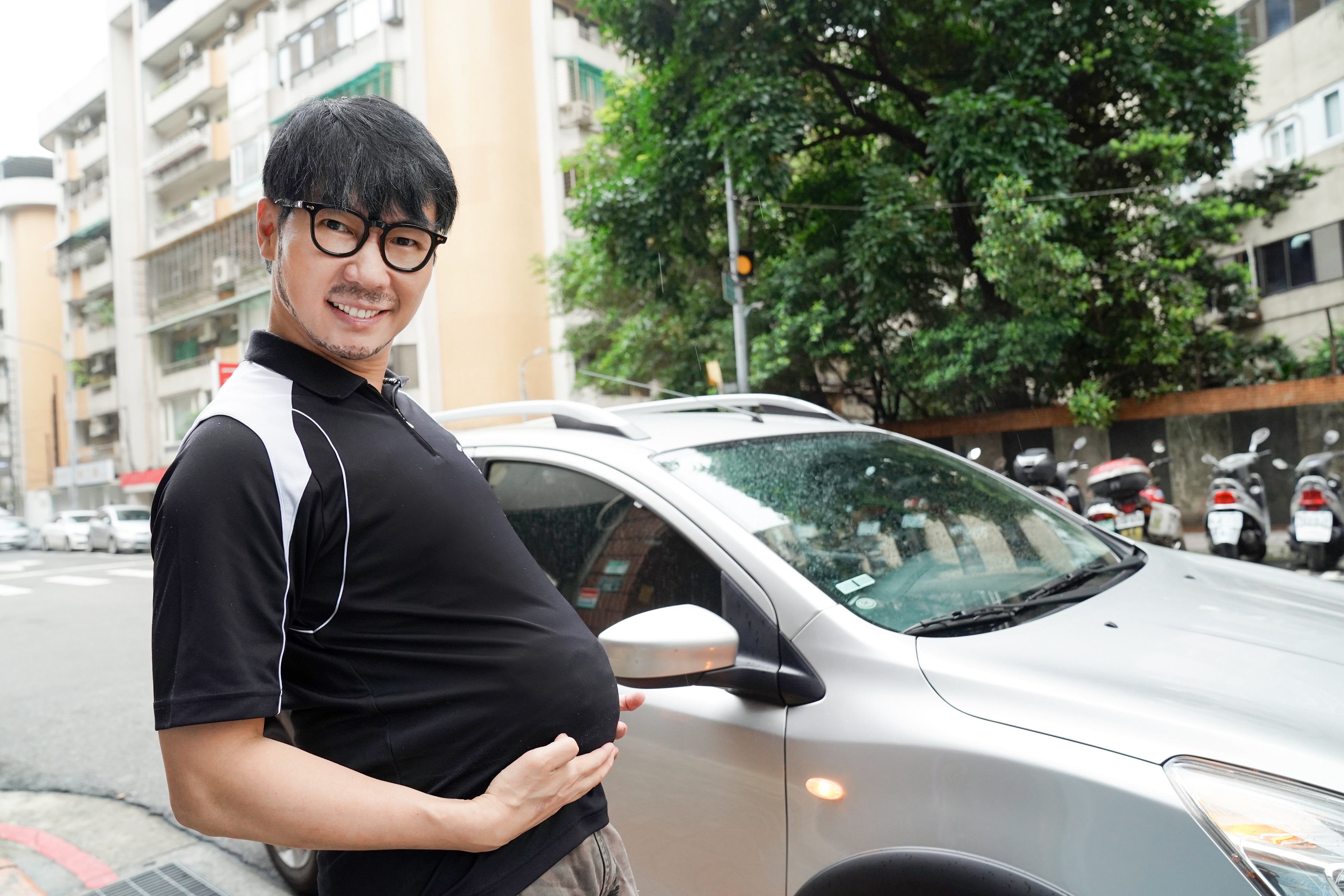 品冠扮演司機先生，刻意喬裝成「鬍渣大肚男」樣。（海蝶提供）