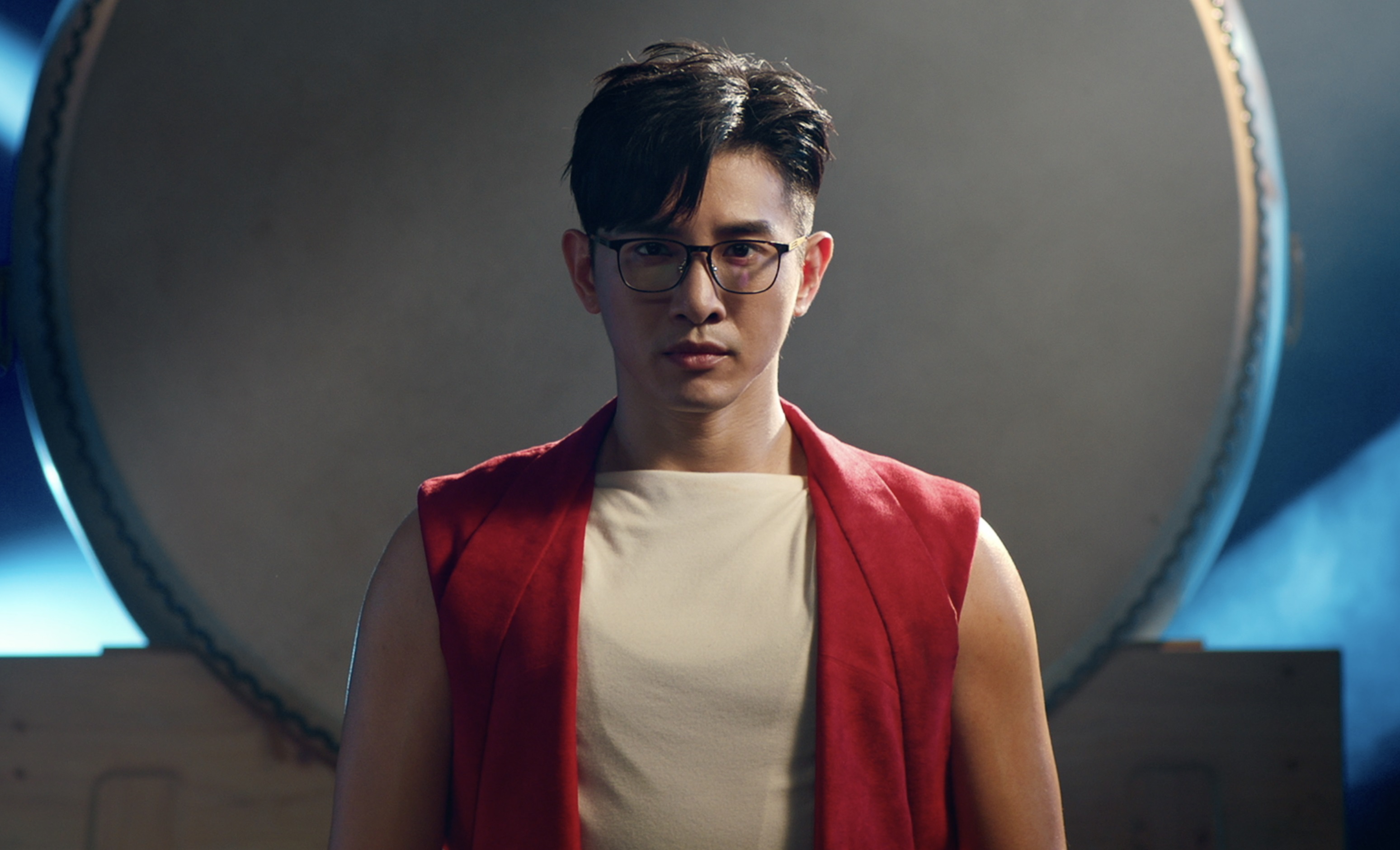 張立昂化身太鼓達人，展露結實雙臂，精準詮釋太鼓演奏的力與美。（小林眼鏡提供）