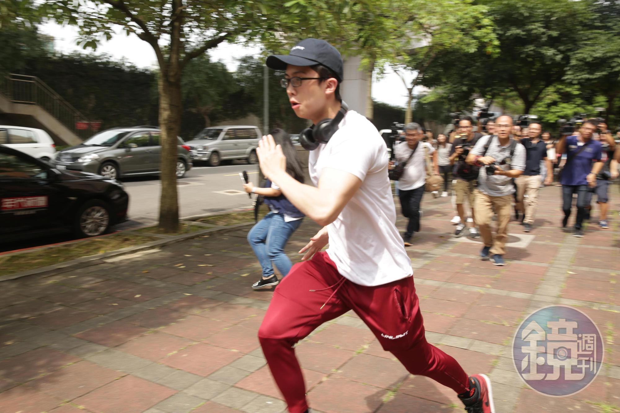 孫安佐不願接受媒體訪問,快跑離開現場讓記者追。