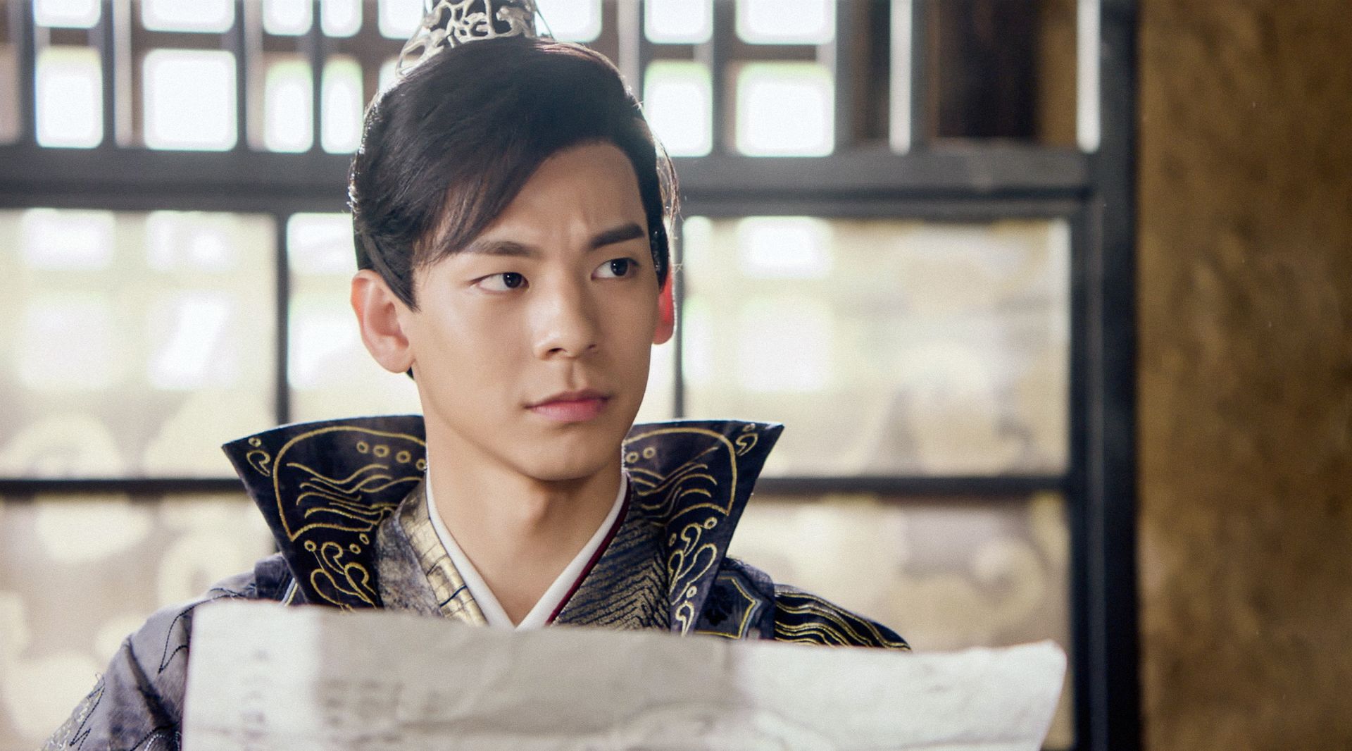 林柏宏在劇中演出可愛又霸道的東方炻，天天追著林依晨死纏爛打。（中天提供）